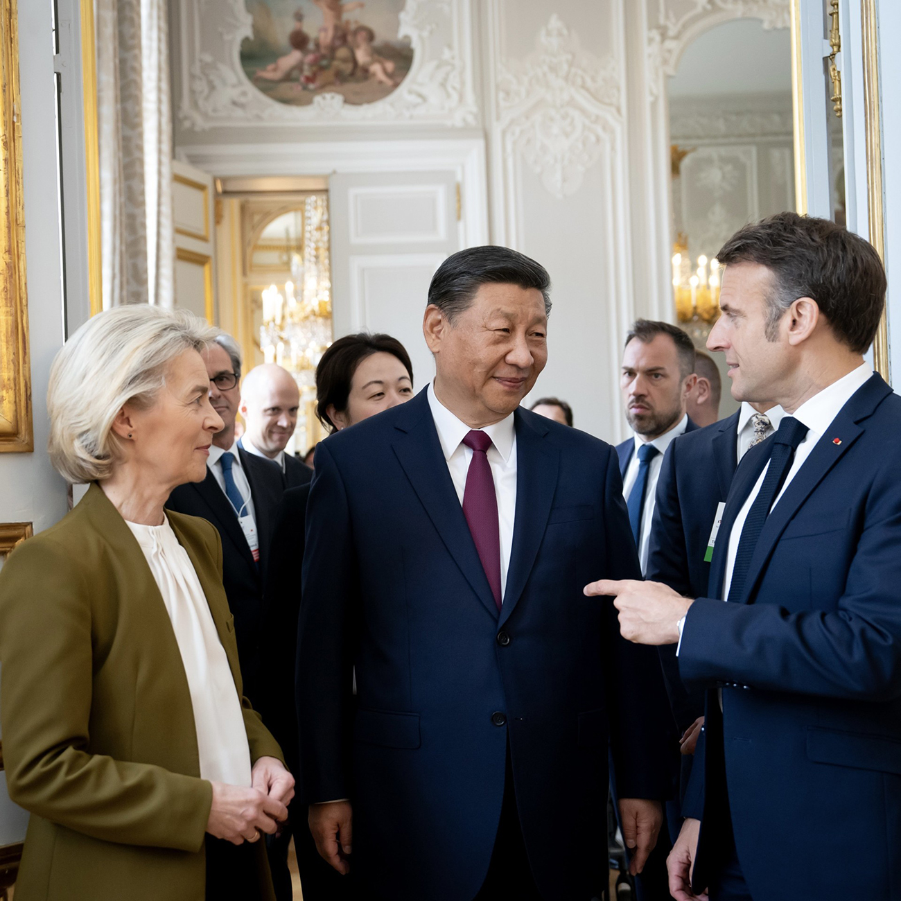 الرئيس الفرنسي إيمانويل ماكرون ورئيس المفوضية الأوروبية أورسولا فون دير لاين والرئيس الصيني شي جين بينغ خلال اجتماعهم الثلاثي في قصر (الاليزيه)