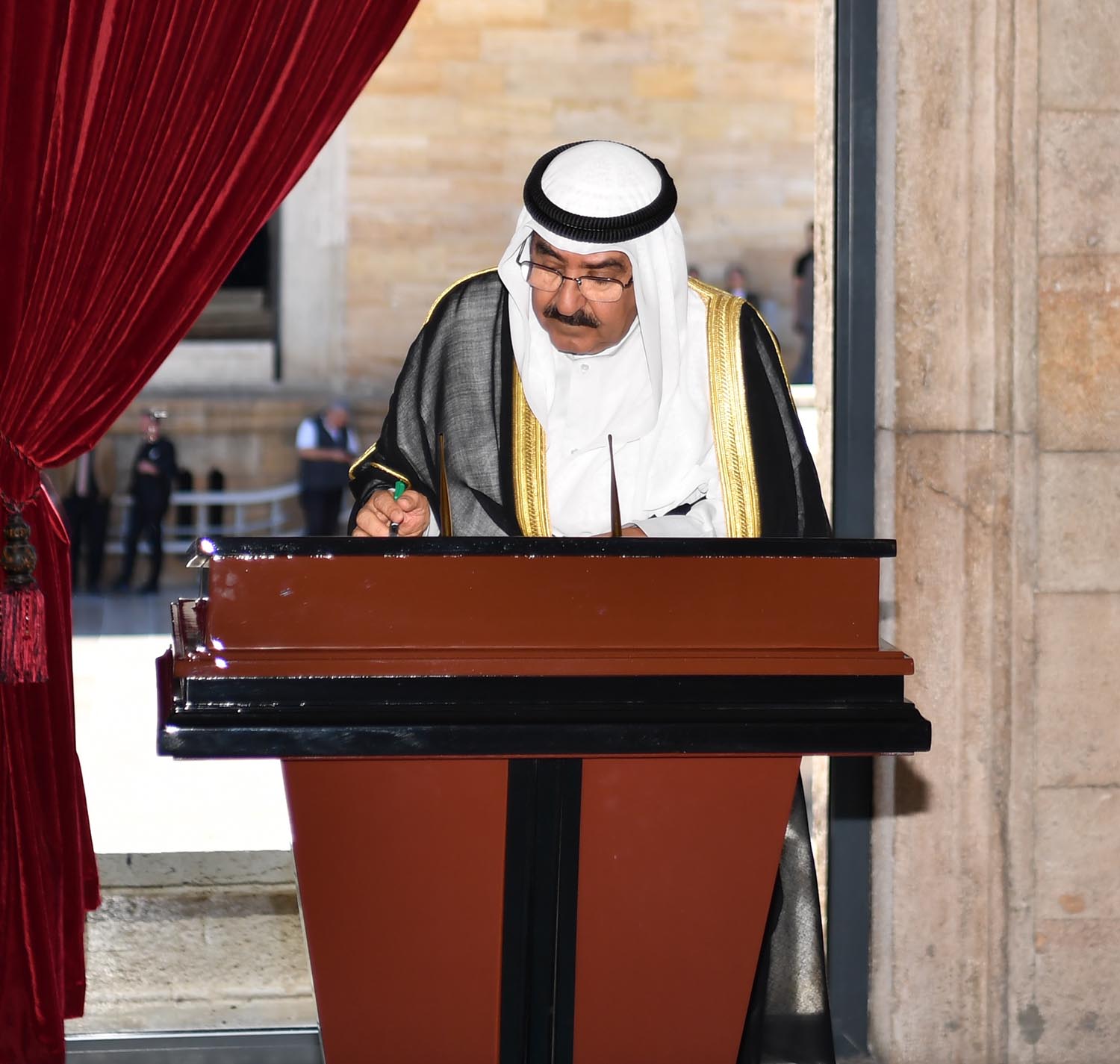 Son Altesse l'Emir signe le registre d'honneur