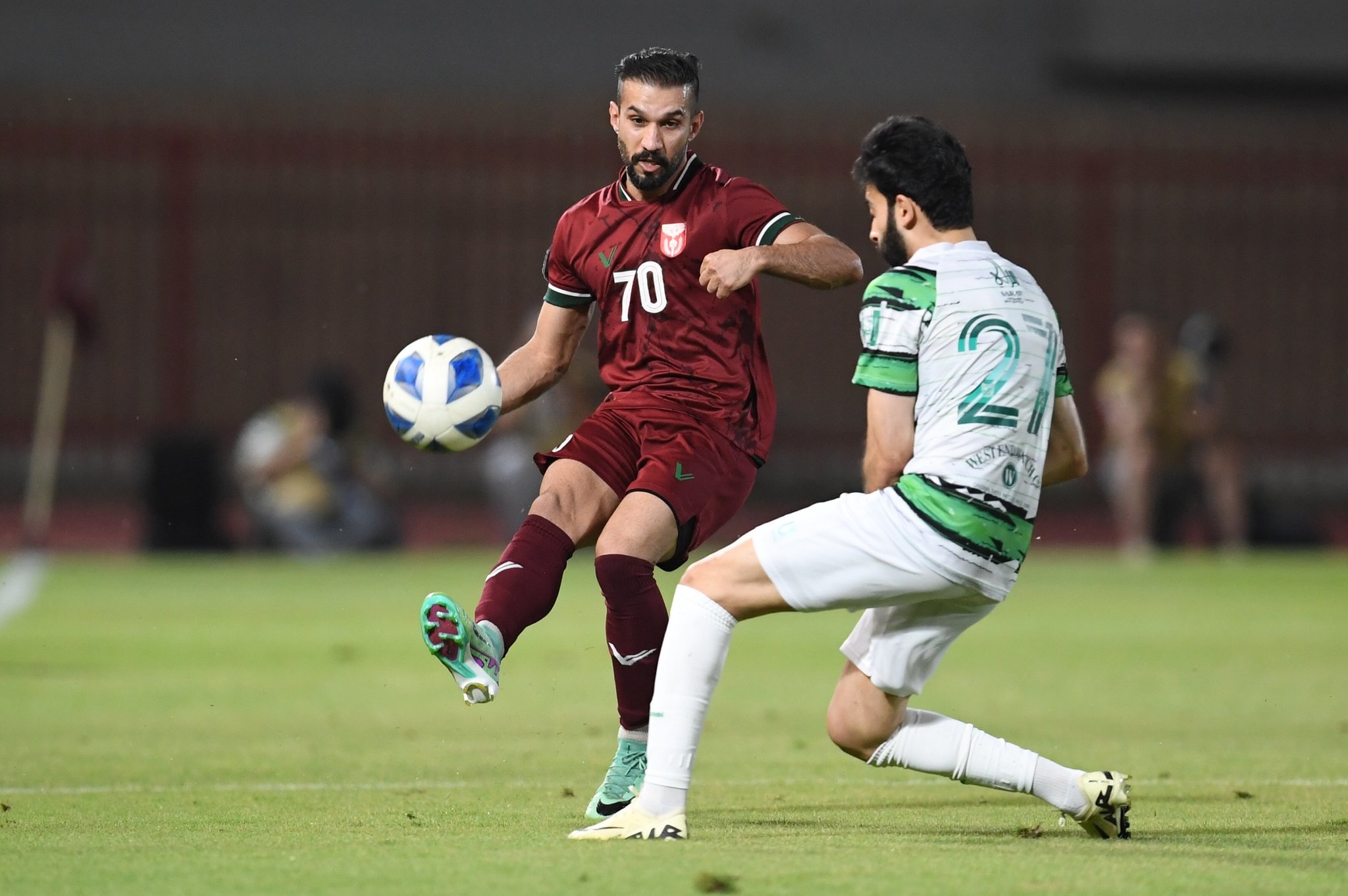 لاعب النصر يمرر الكرة من أمام لاعب العربي