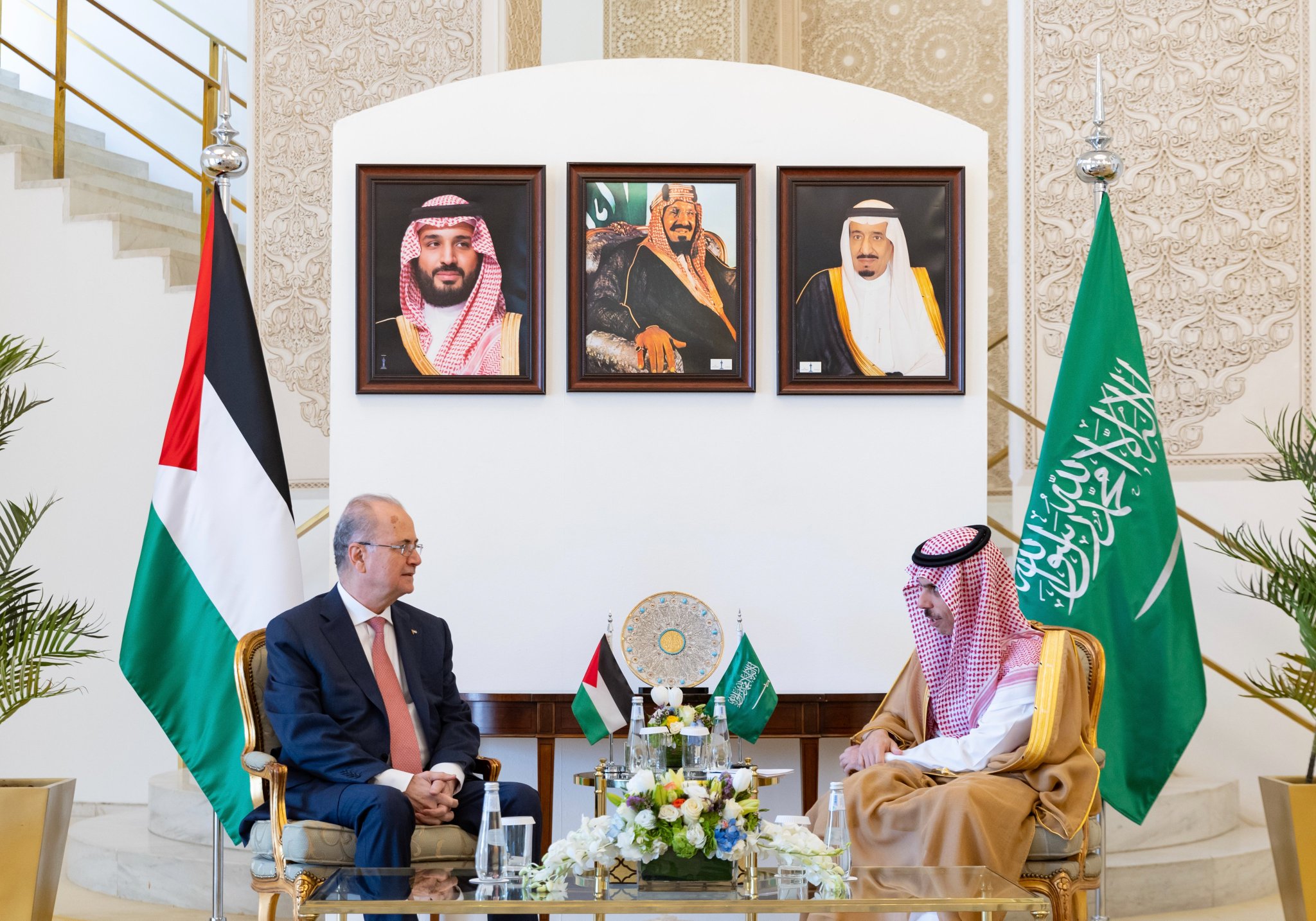 وزير الخارجية السعودي مع رئيس الوزراء وزير الخارجية الفلسطيني