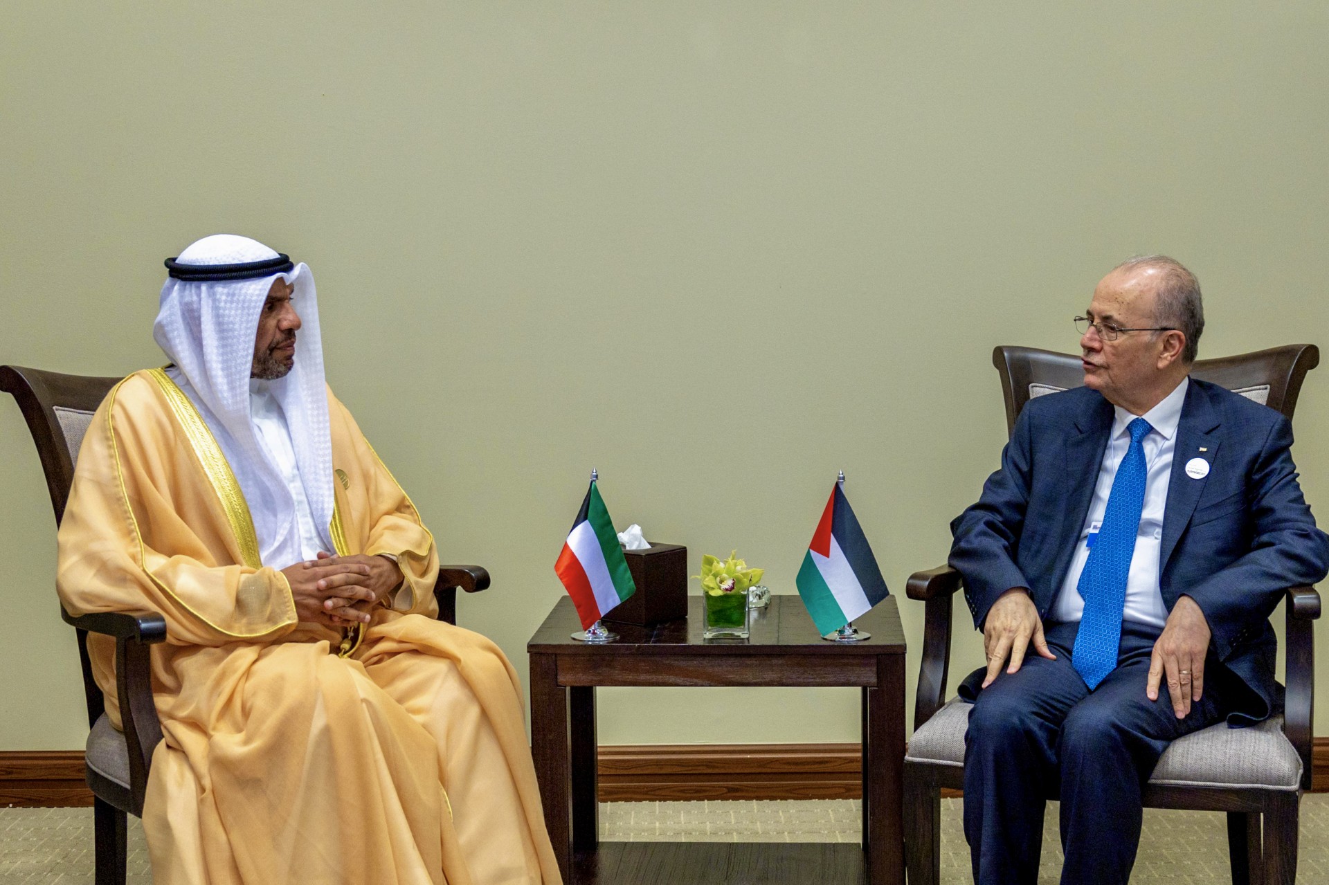 ممثل حضرة صاحب السمو أمير البلاد الشيخ مشعل الأحمد الجابر الصباح وزير الخارجية عبدالله اليحيا يلتقي رئيس الوزراء وزير الخارجية والمغتربين بدولة فلسطين