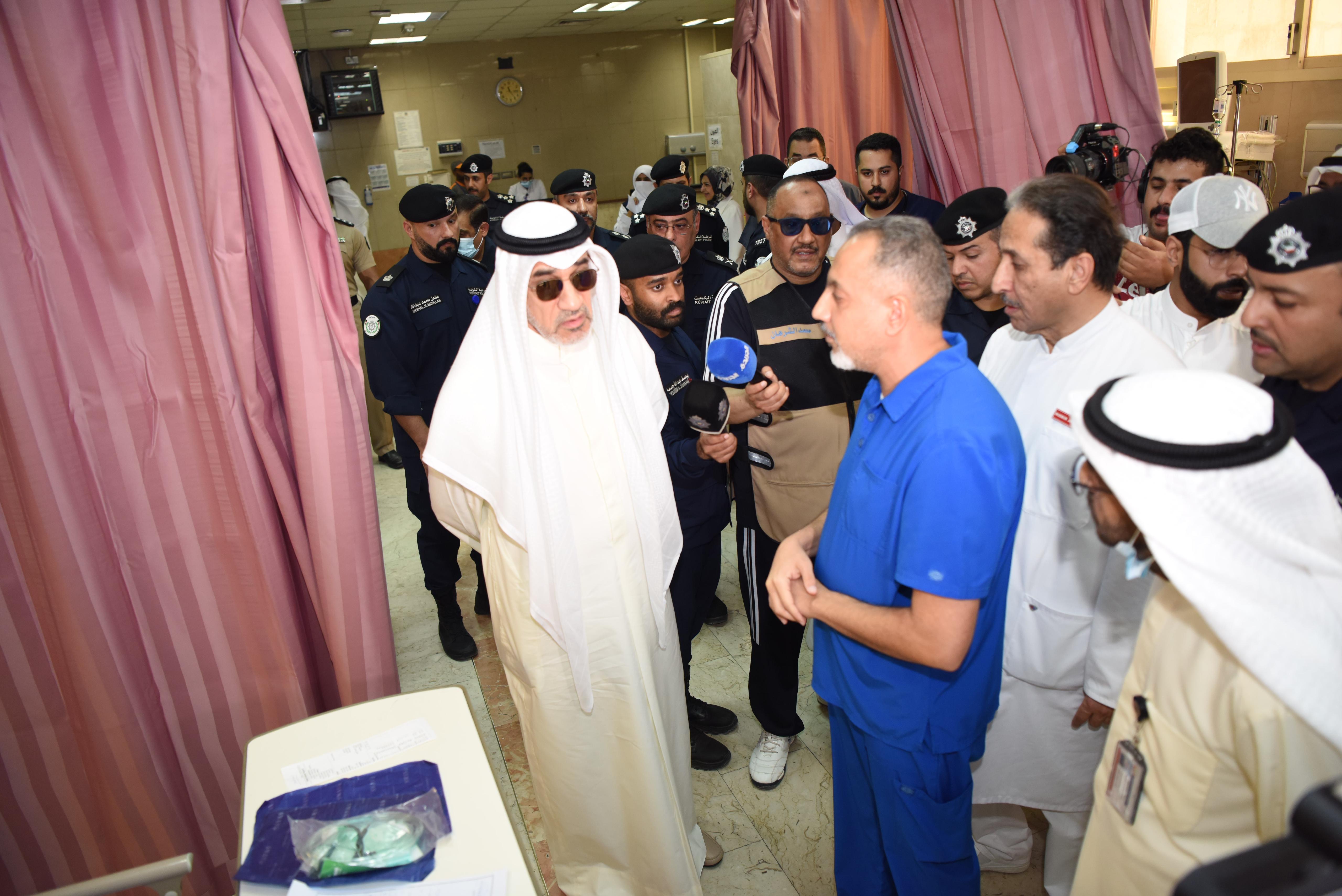 النائب الأول لرئيس مجلس الوزراء ووزير الدفاع ووزير الداخلية الشيخ فهد يوسف سعود الصباح يتفقد المصابين جراء حادث الحريق