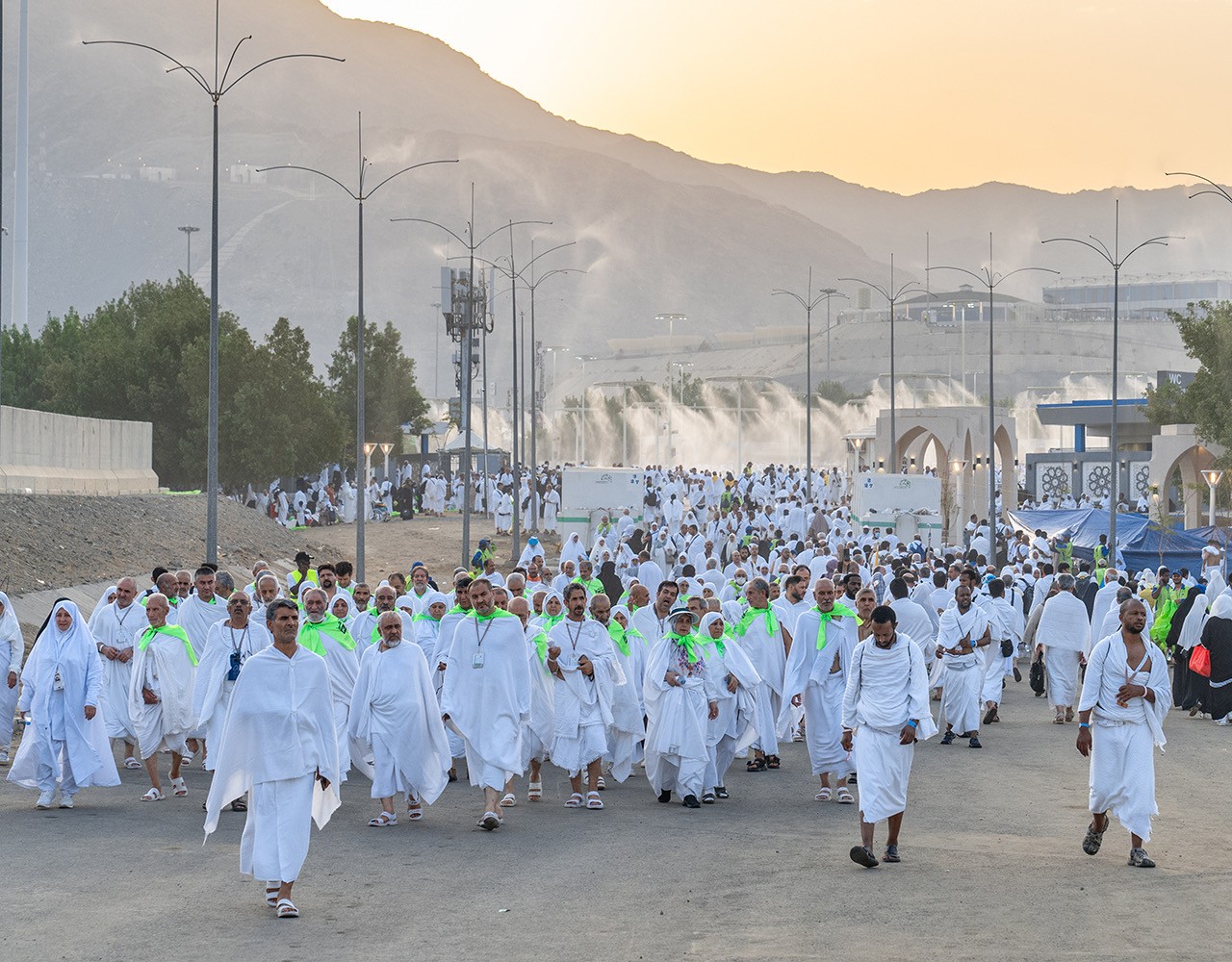 قوافل الحجاج الى عرفات منذ ساعات الصباح الاولى