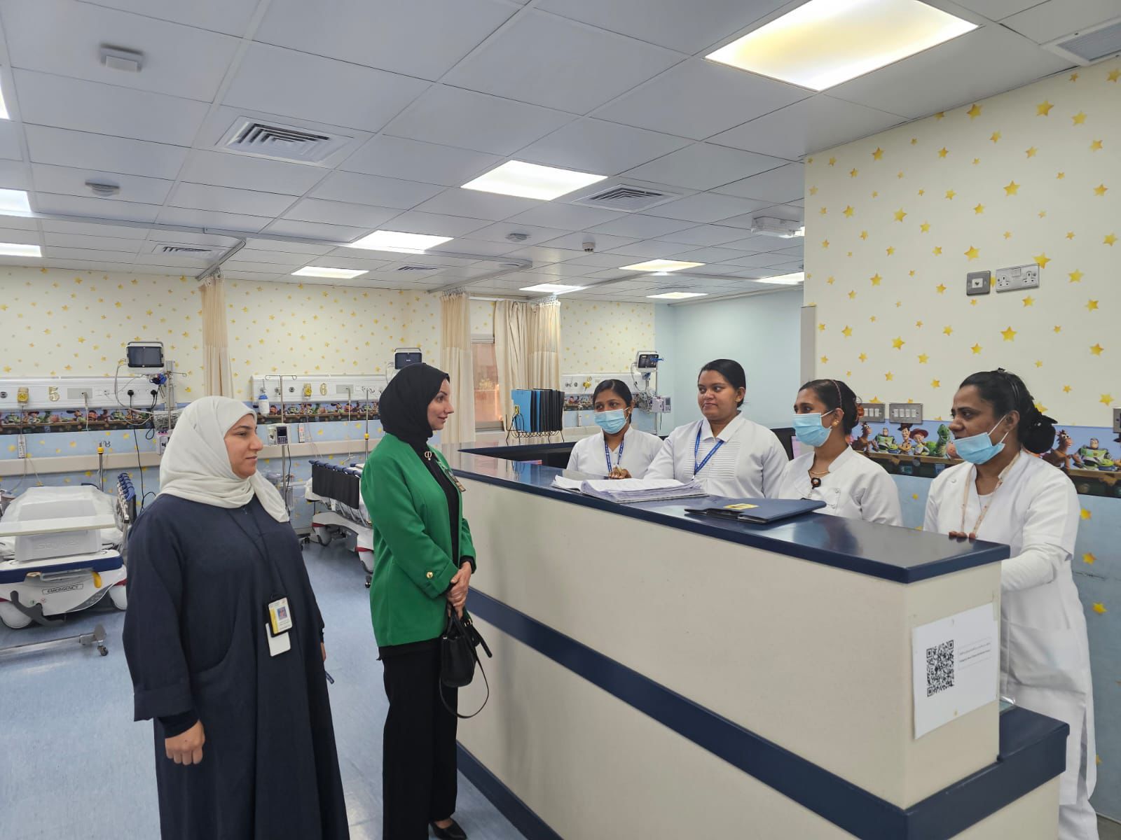 مديرة إدارة الخدمات التمريضية في وزارة الصحة الدكتورة إيمان العوضي خلال القيام بجولة تفقدية في مستشفى مبارك الكبير ومستشفى الأميري