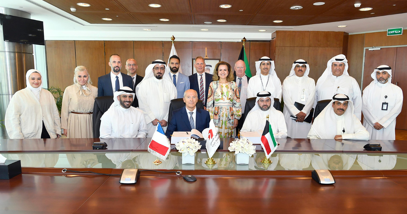 صورة جماعية خلال توقيع الإدارة العامة للطيران المدني مع شركة فرنسية لتنفيذ مشروع تطوير أنظمة الأرصاد الجوية في مطار الكويت الدولي