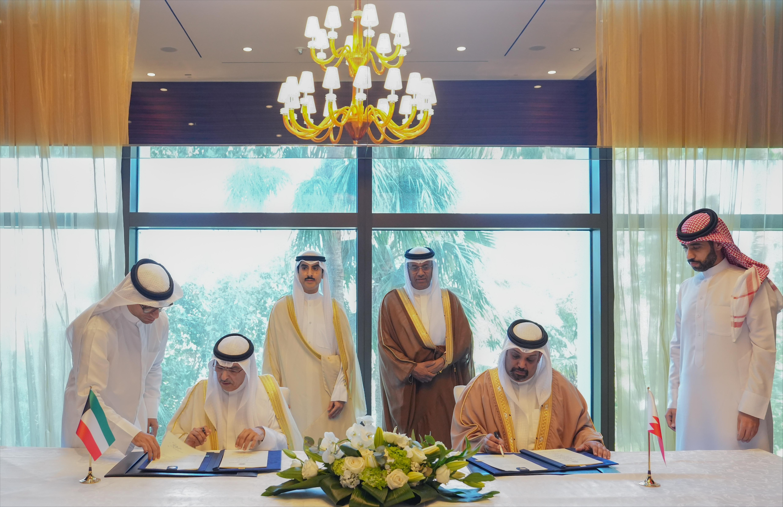 جانب من توقيع الصندوق الكويتي للتنمية قرضا لتطوير شبكة كهرباء البحرين