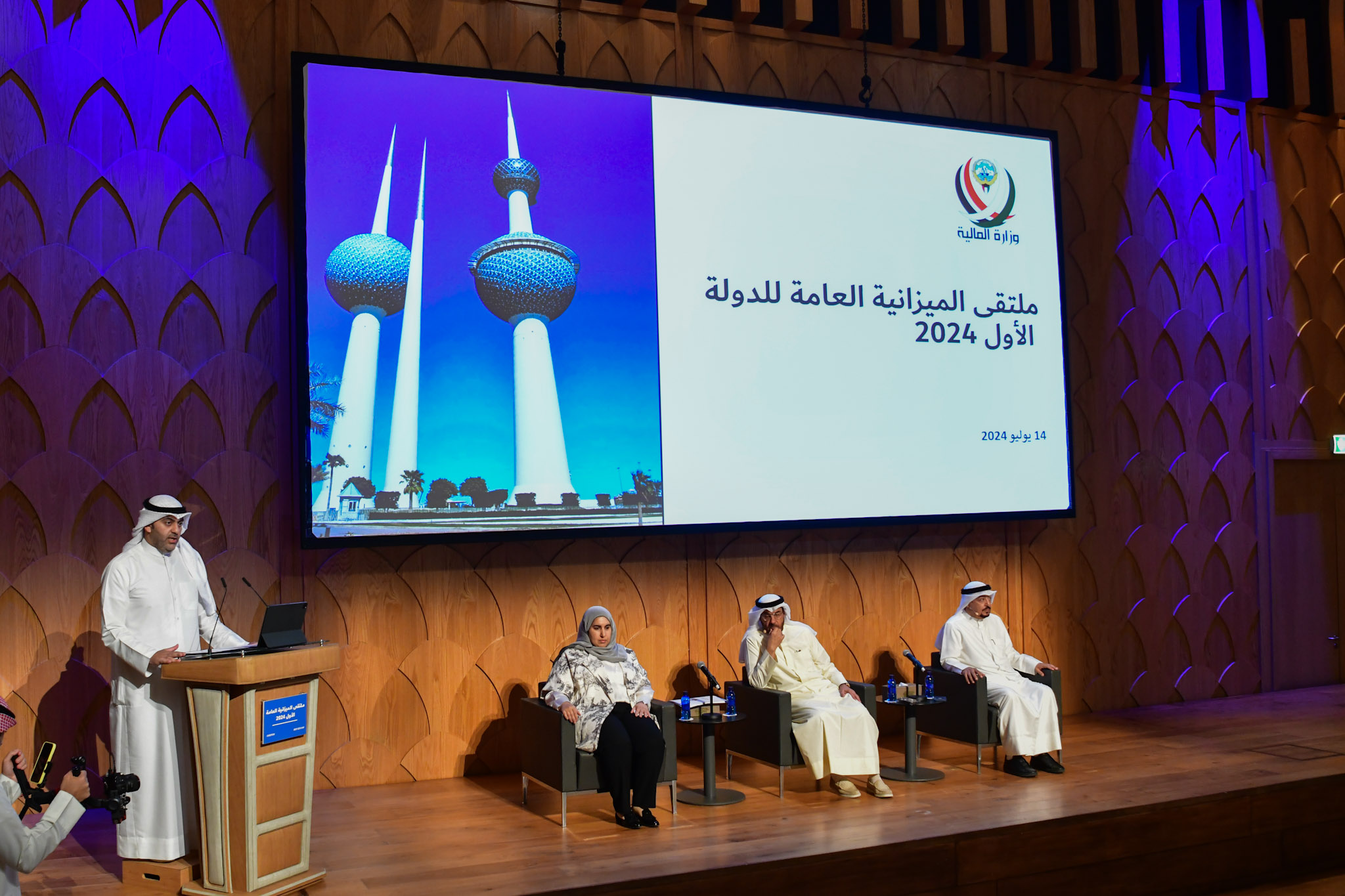 وزير المالية ووزير الدولة للشؤون الاقتصادية والاستثمار الدكتور أنور المضف يتوسط وكيل وزارة المالية والوكيل المساعد لقطاع شؤون الميزانية العامة