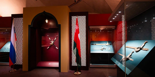 L'exposition « La splendeur de l'argenterie : collections de la cour omanaise ».