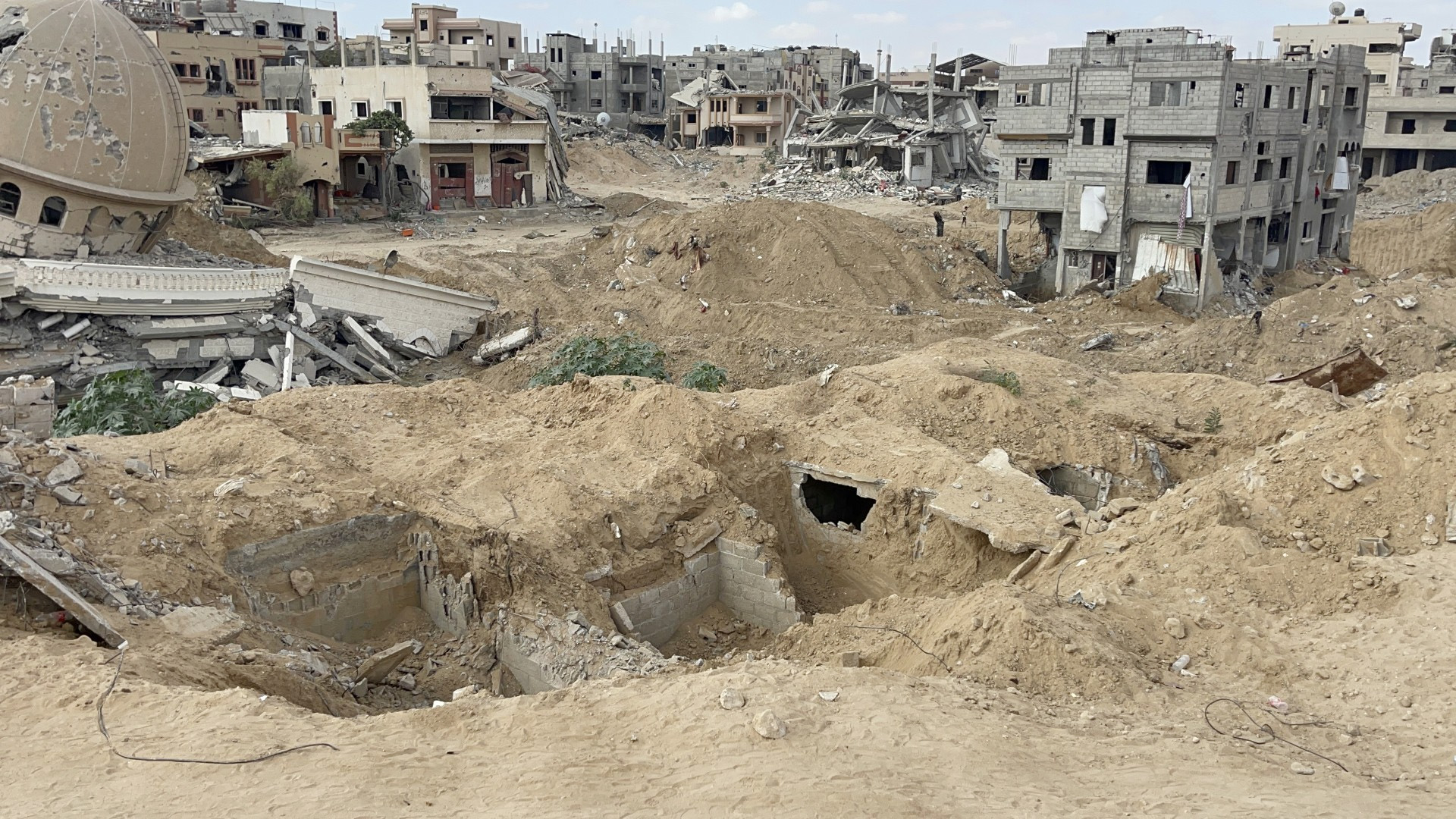 آثار قصف الاحتلال الإسرائيلي على خان يونس في قطاع غزة