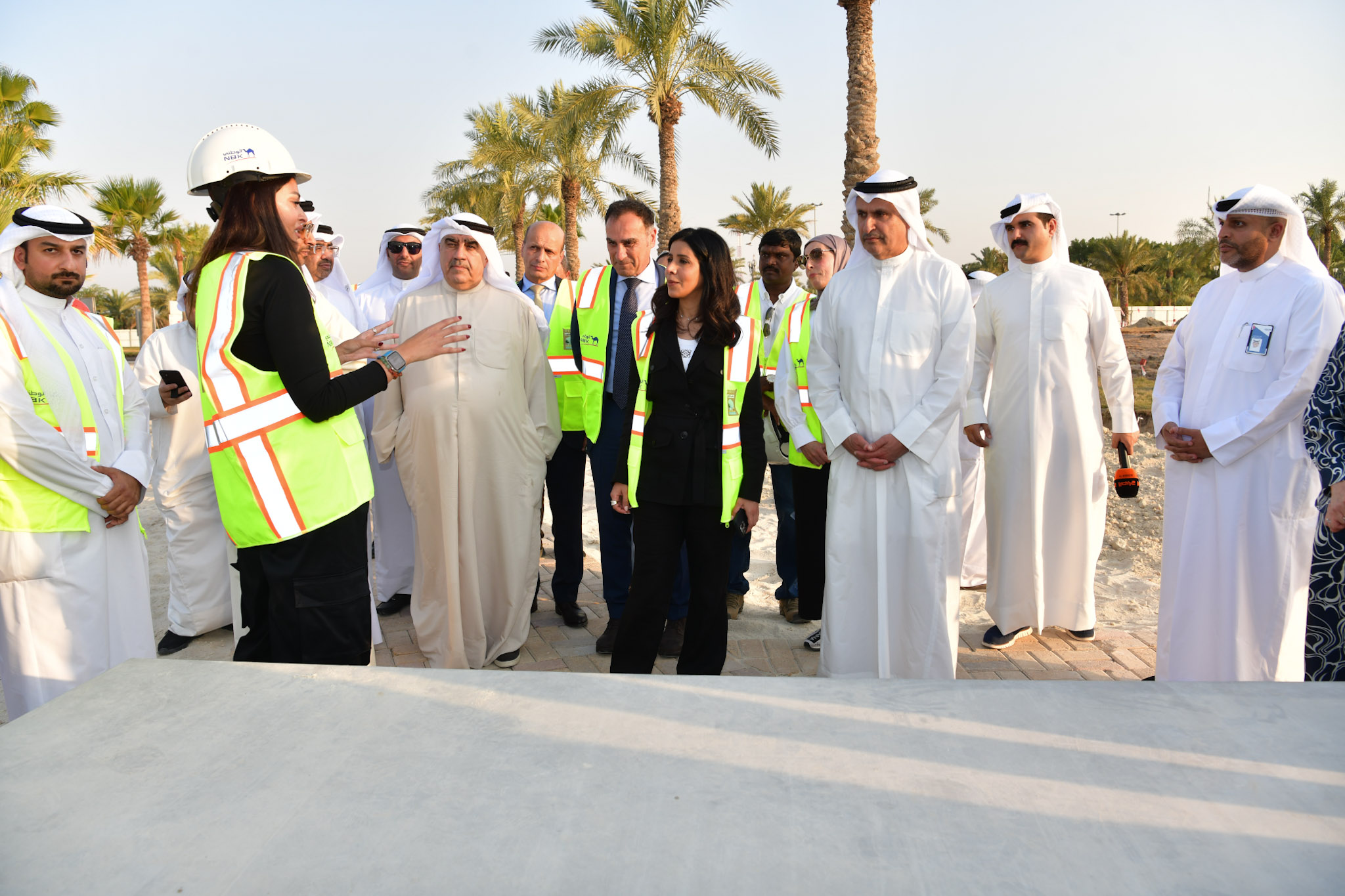 La ministre des Travaux publics et ministre d'Etat aux Affaires municipales, Noura Al-Mashaan avec le PDG de la NBK lor de la visite