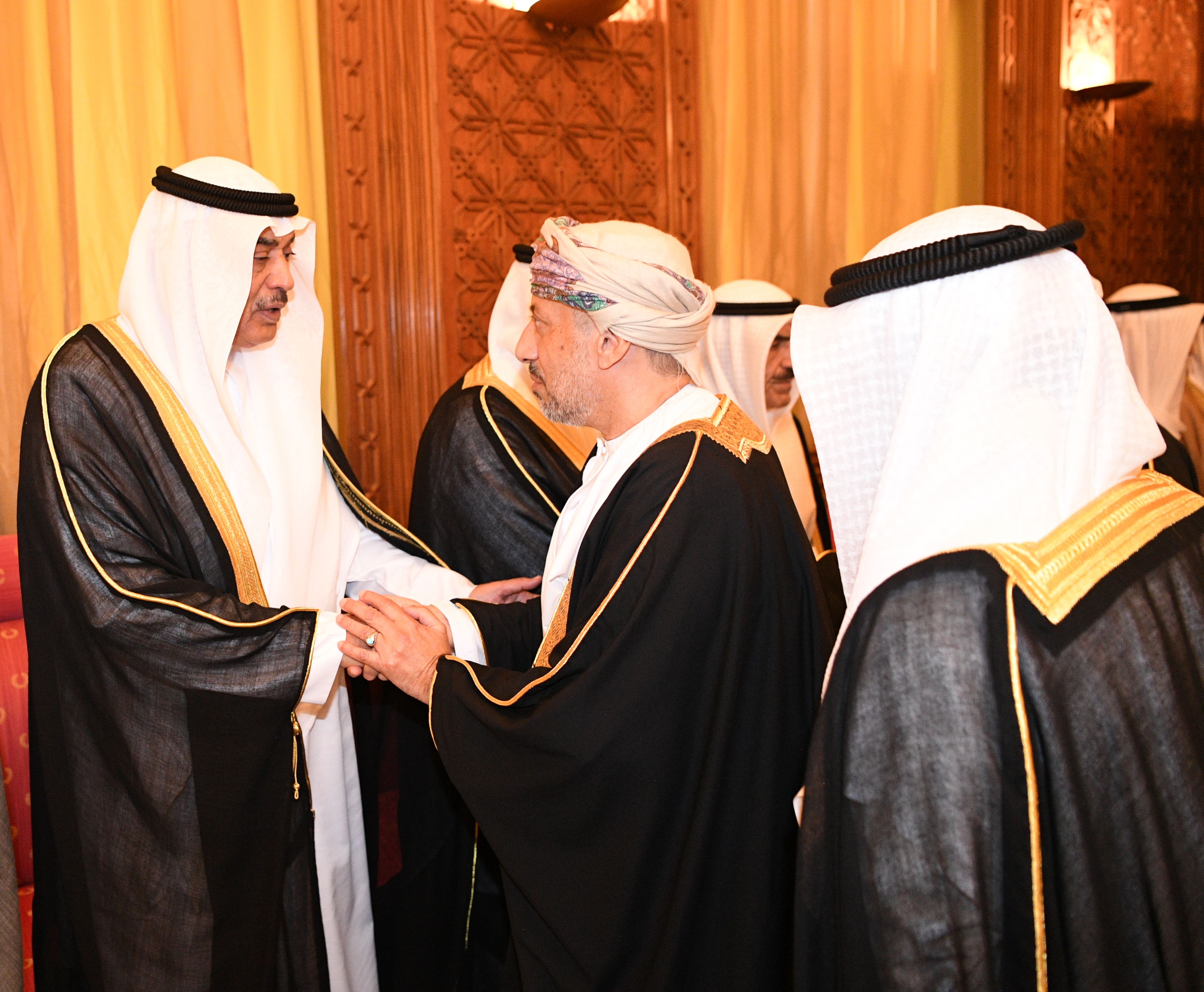 سمو ولي العهد الشيخ صباح خالد الحمد الصباح يتلقى العزاء من ممثل سلطان عمان بوفاة سمو الشيخ سالم العلي الصباح