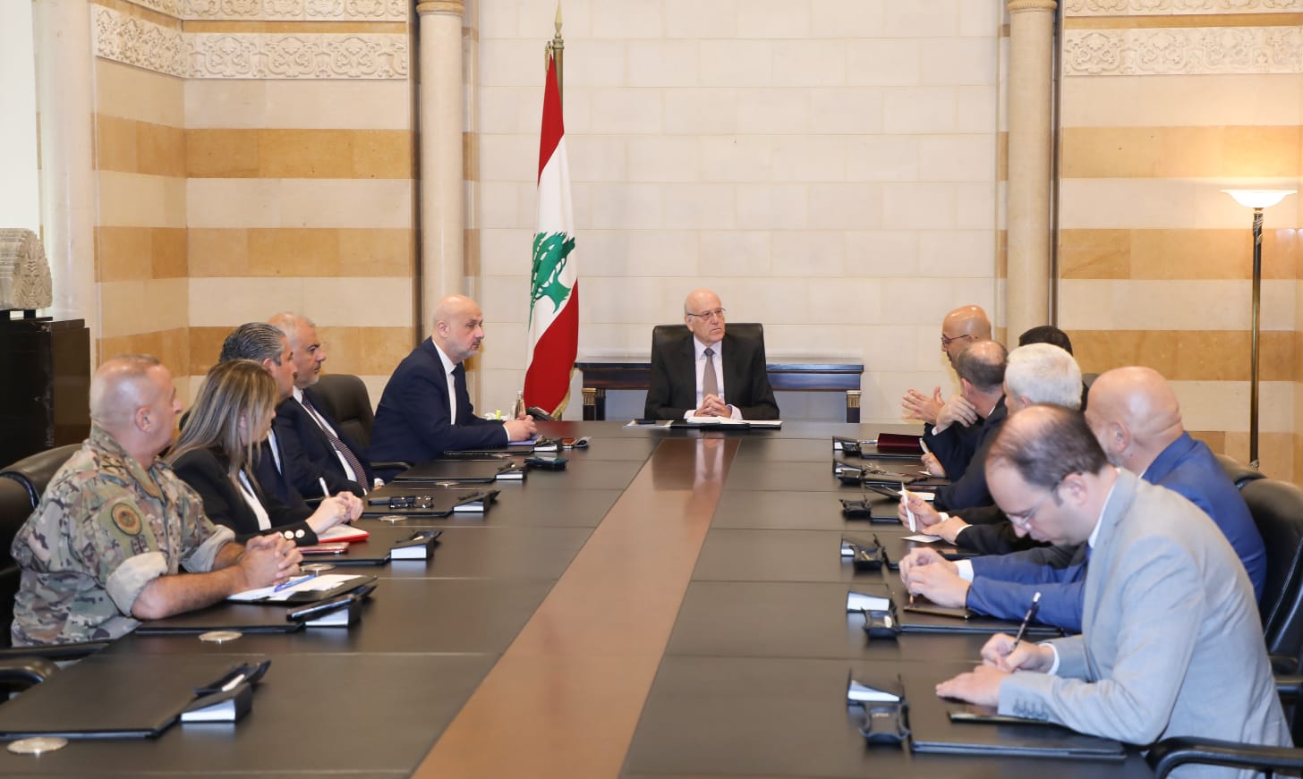 رئيس الحكومة اللبنانية يتابع الاجراءات المطلوبة في اطار خطة الطوارئ الحكومية لمواجهة الاحتمالات التي قد تحصل في حال تطور الاوضاع العسكرية