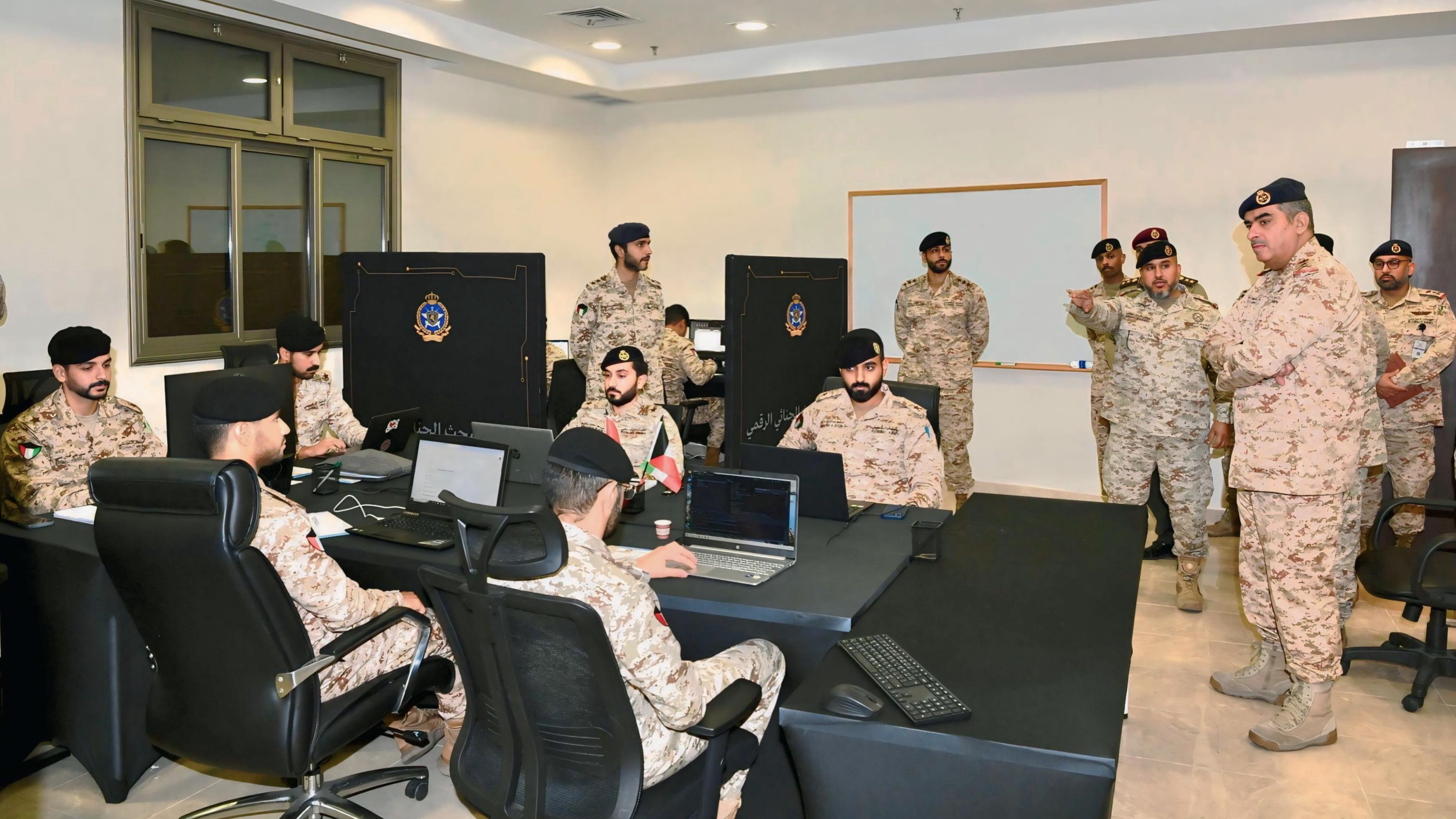 رئيس الأركان العامة يستمع إلى شرح شامل من رئيس فرع الحوكمة وإدارة المخاطر عن الواجبات المناطة بها