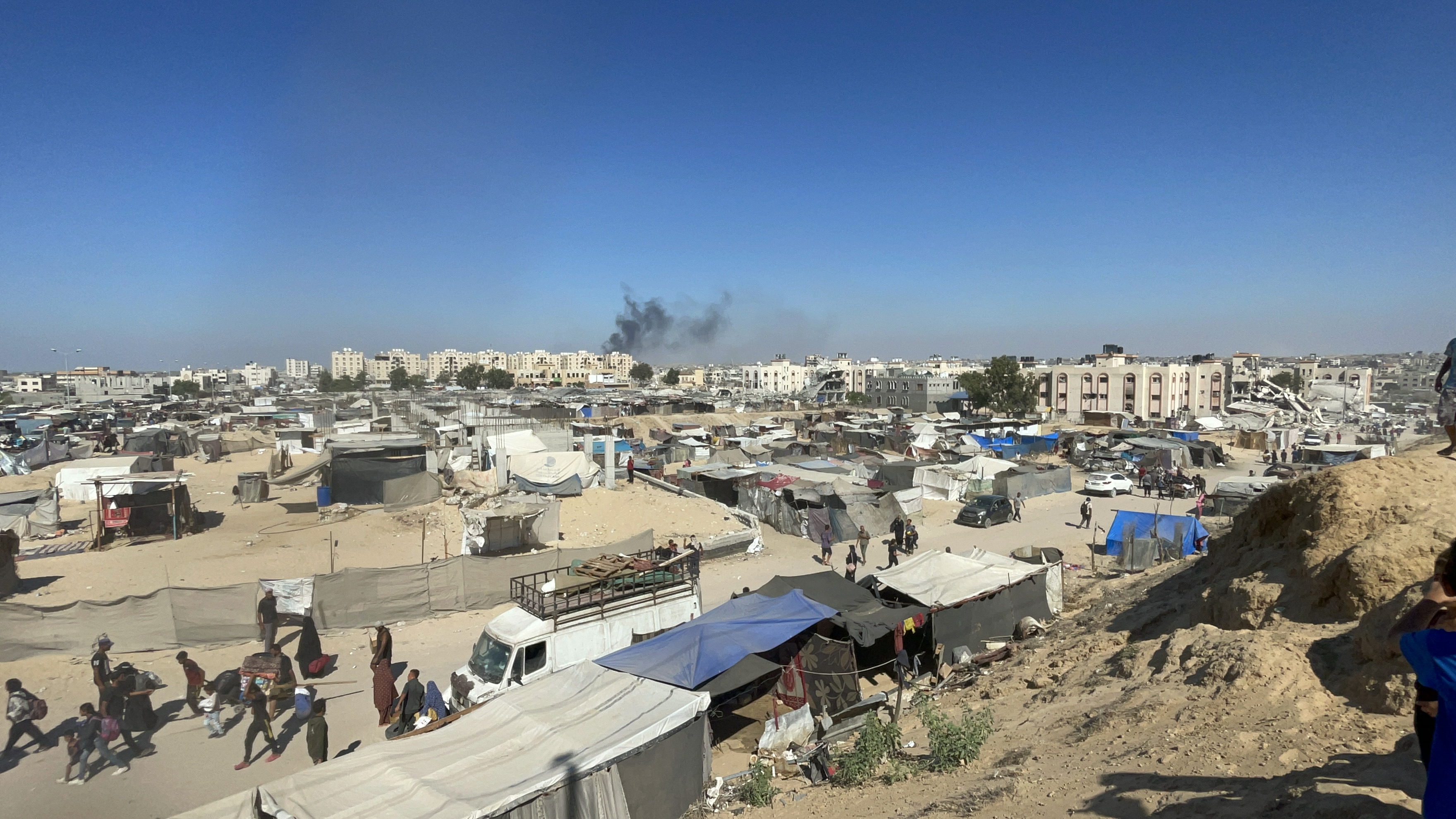 قصف الأبراج السكنية شمال خانيونس ونزوح العائلات علي وقع الغارات الإسرائيلية