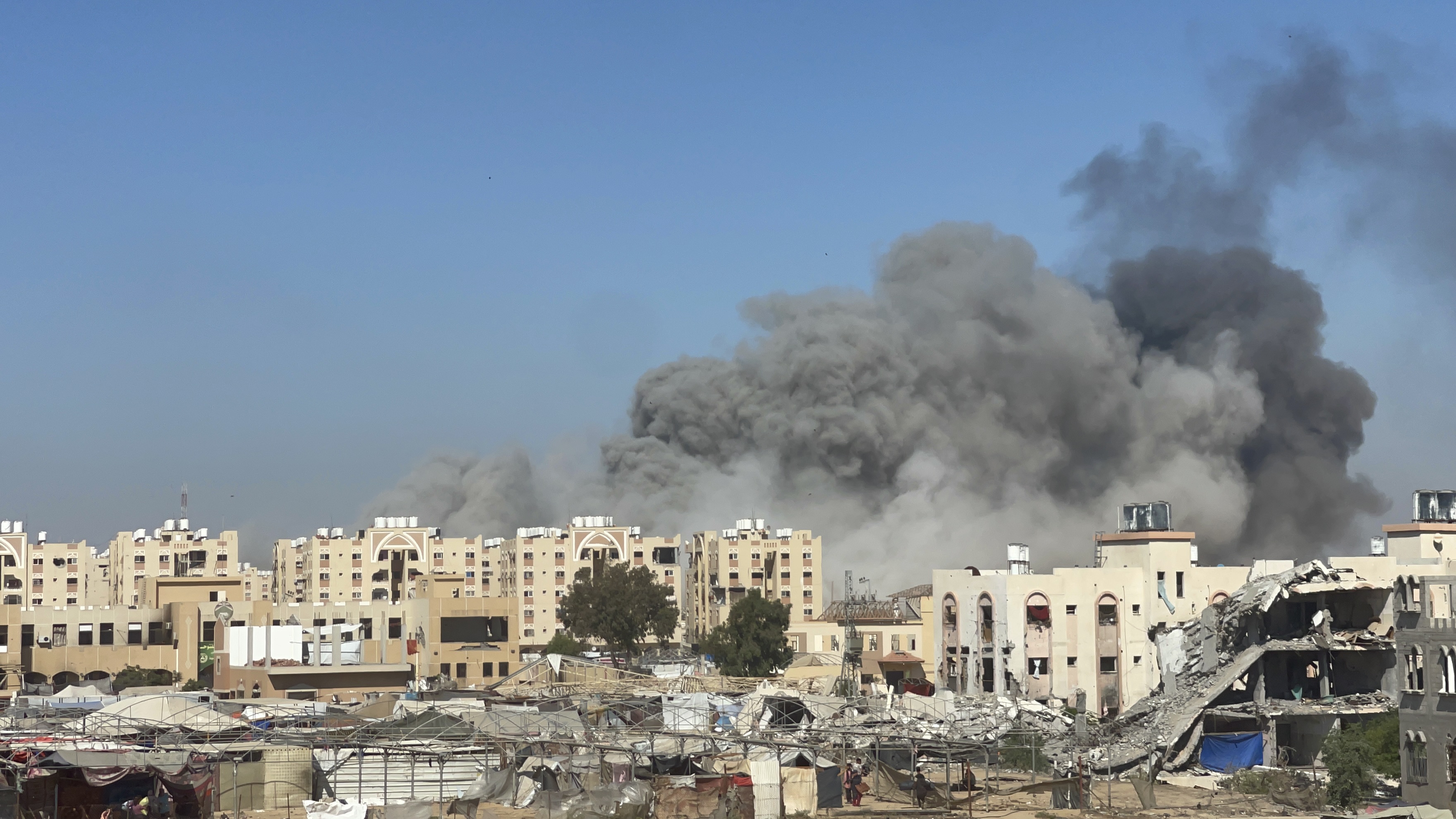 قصف واستشهاد 10 فلسطينيين على وقع الغارات الإسرائيلية