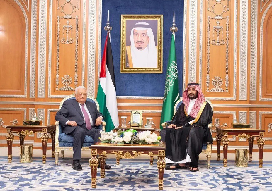 ولي العهد السعودي الامير محمد بن سلمان خلال استقباله للرئيس الفلسطيني محمود عباس