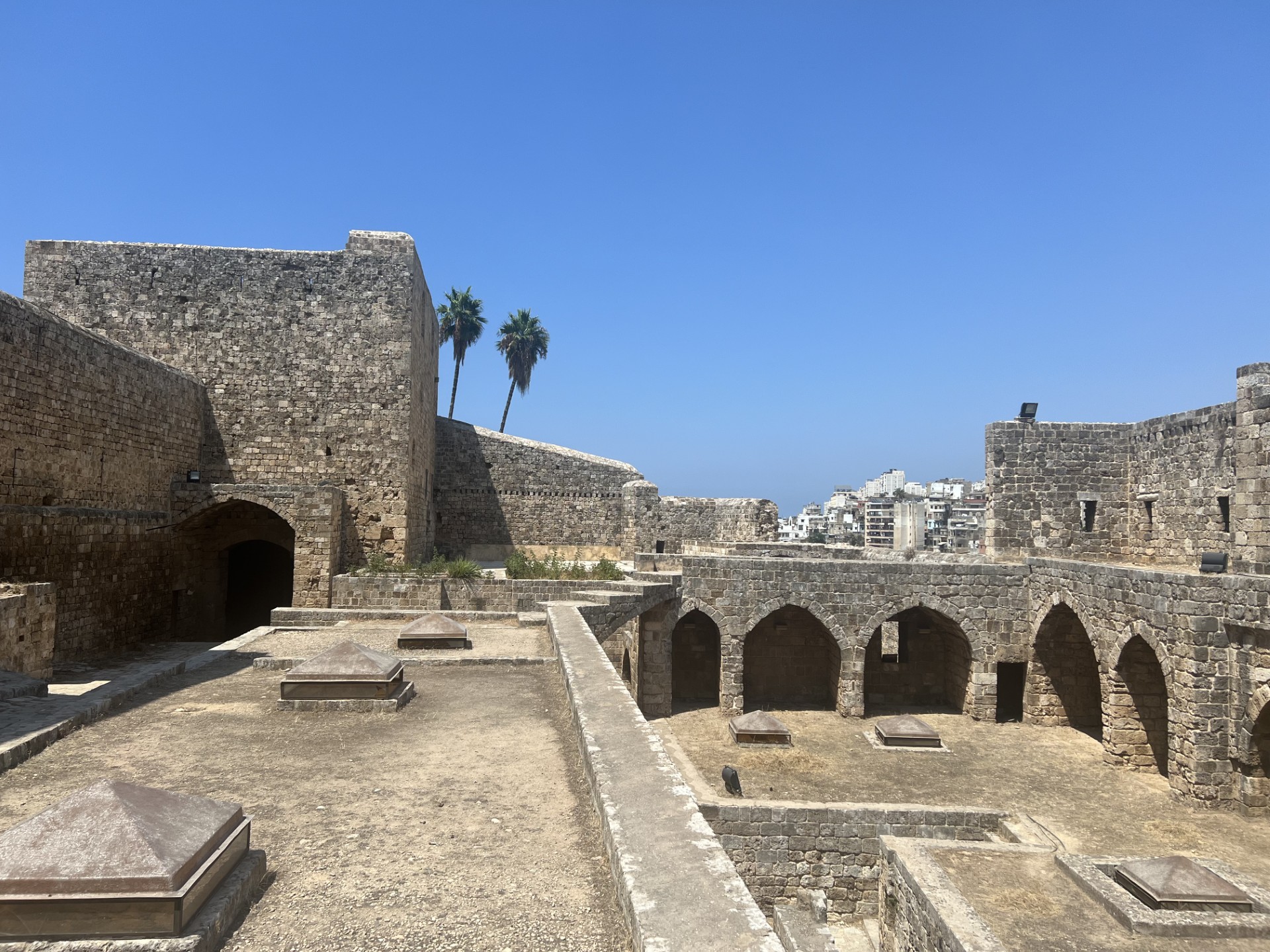 الساحات الداخلية في قلعة طرابلس التاريخية