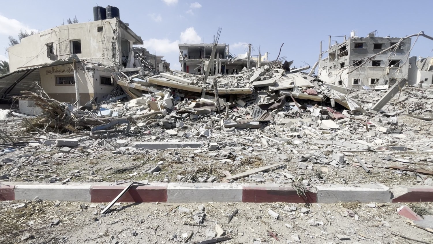 آثار الدمار الذي خلفته قوات الاحتلال بالمنازل السكنية والطرقات شرق دير البلح وسط القطاع