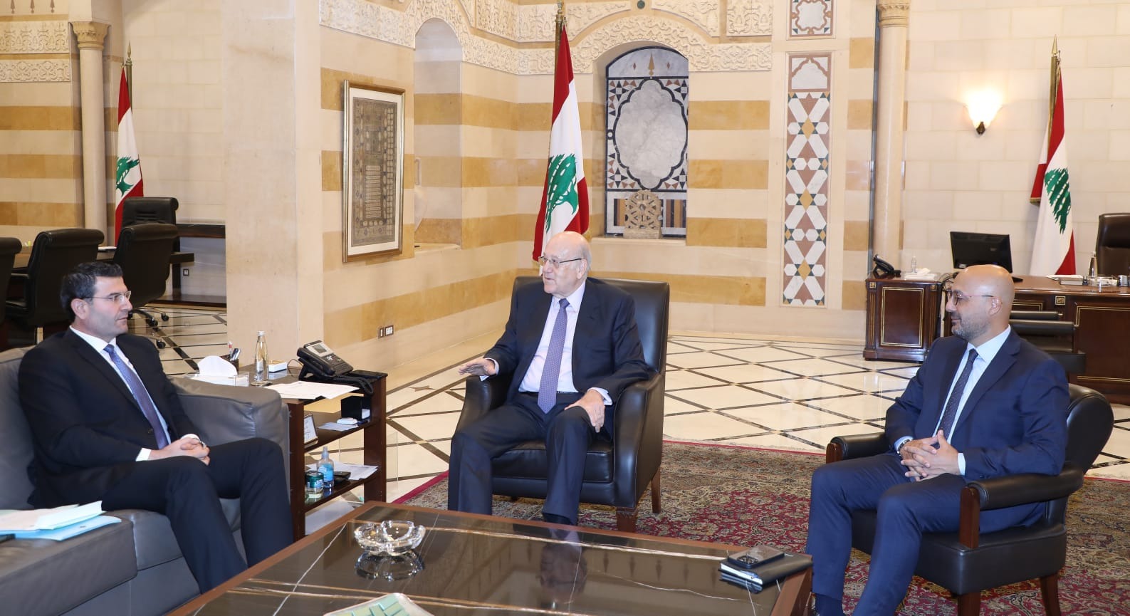 رئيس حكومة تصريف الأعمال اللبنانية نجيب ميقاتي خلال الاجتماع مع وزيري البيئة ناصر ياسين والزراعة عباس الحاج