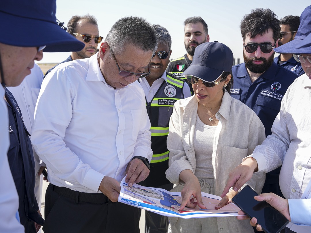 وزيرة الأشغال العامة د.نورة المشعان خلال الزيارة التفقدية لمشروع مبارك الكبير مع عدد من المسؤولين والوفد الصيني الحكومي