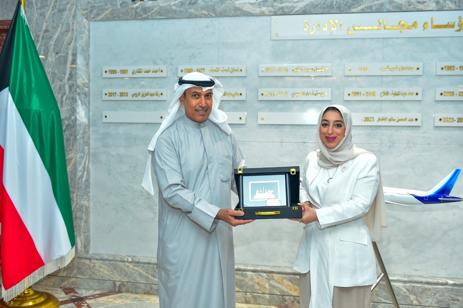Kuwait Airways Corporation Board Chairman confers Bahraini Tourism Minister a memorial shield