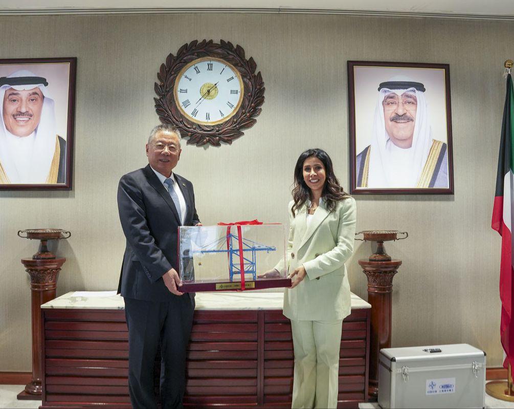  Minister of Public Works gives a commemorative gift to the Chinese delegation 