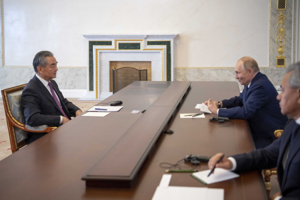 الرئيس الروسي فلاديمير بوتين ومدير مكتب اللجنة المركزية للشؤون الخارجية وانغ يي خلال المباحثات