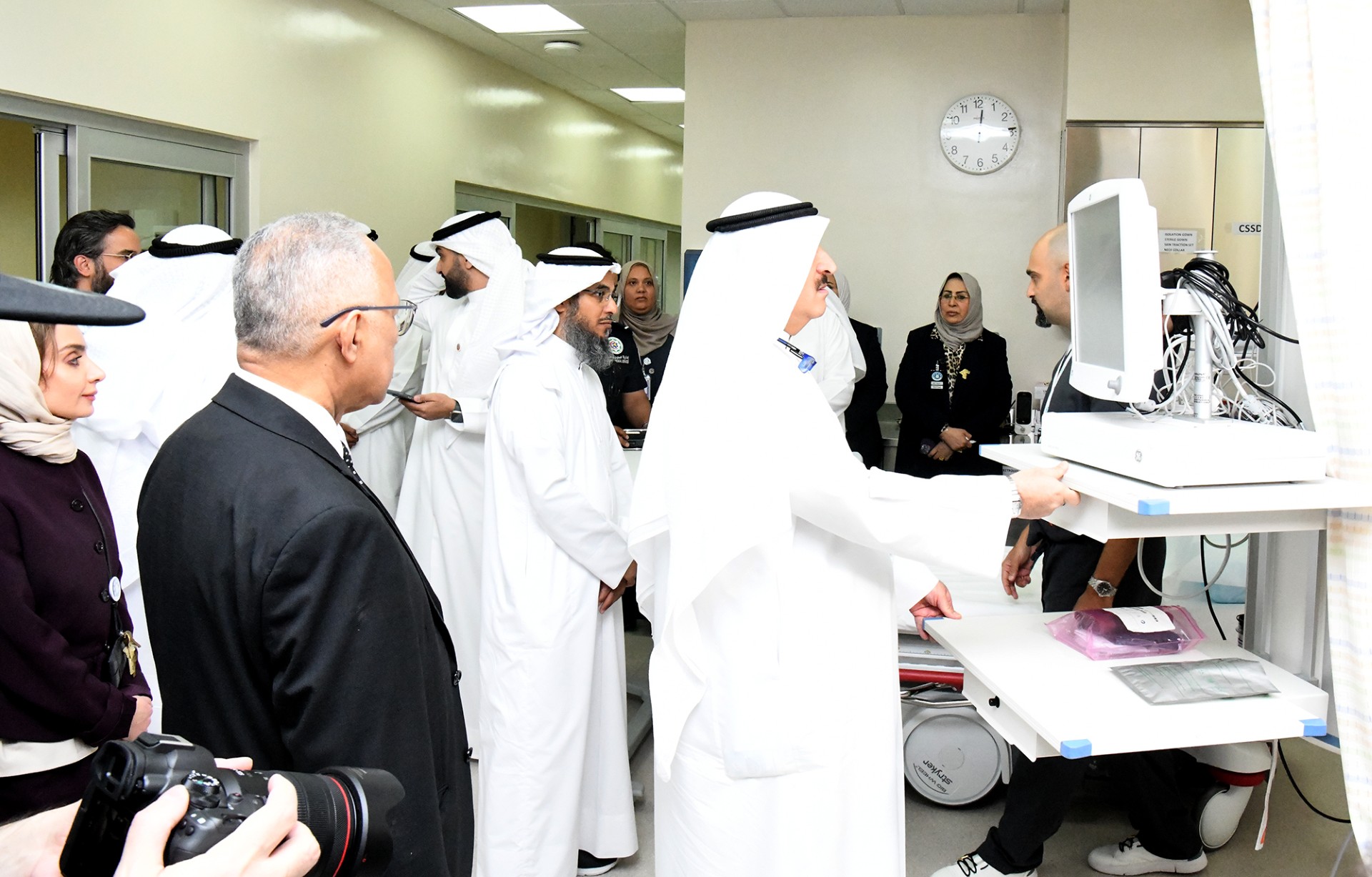 جانب من جولة وزير الصحة في مركز الإصابات وجراحات الطوارئ في مستشفى جابر الأحمد