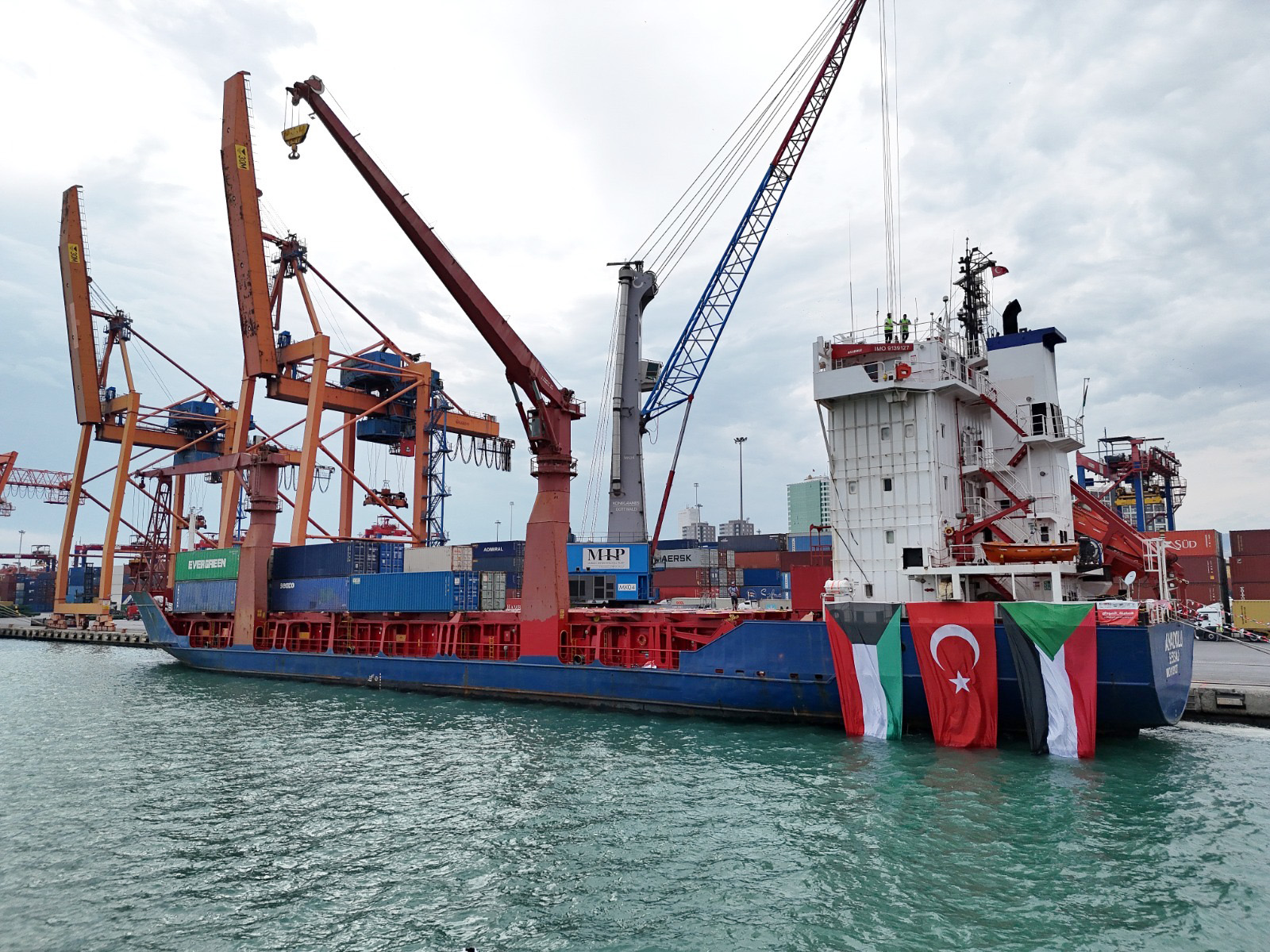 The ship sailing to Sudan loaded with Kuwaiti and Turkish humanitarian aid 