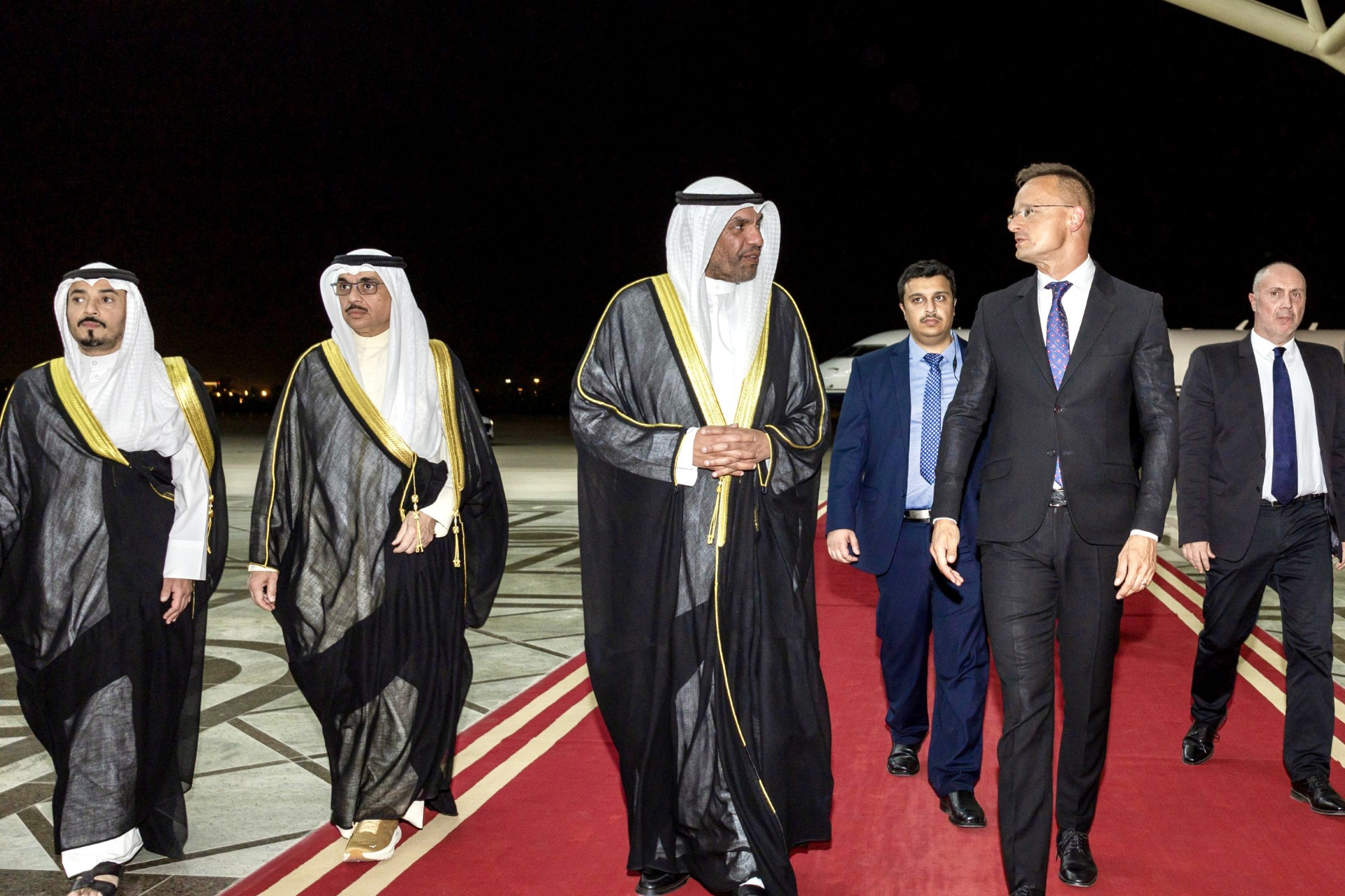 Kuwait FM receives his Hungarian counterpart upon arrival