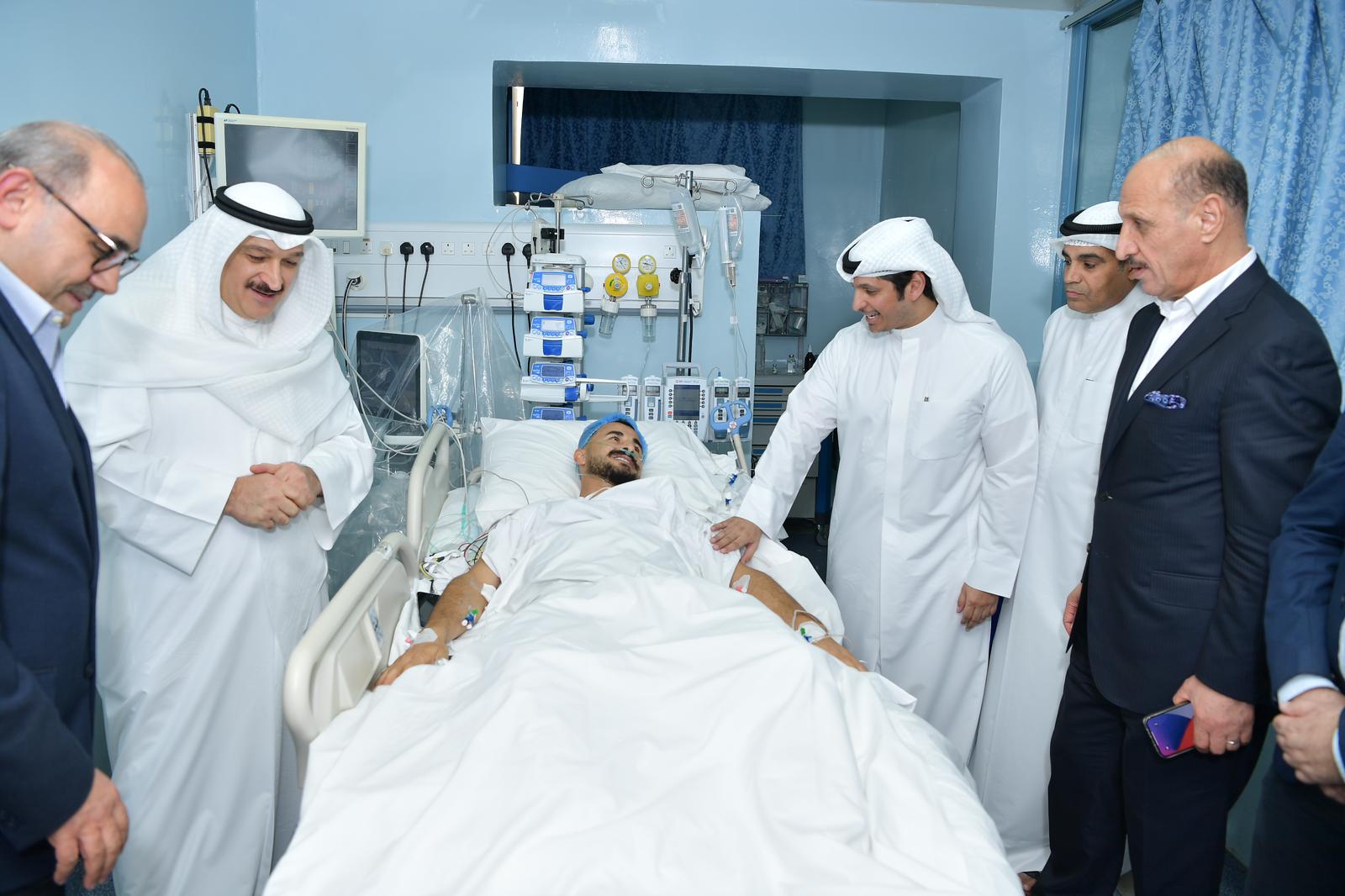 Kuwaiti ministers visit injured Iraqi football player at hospital