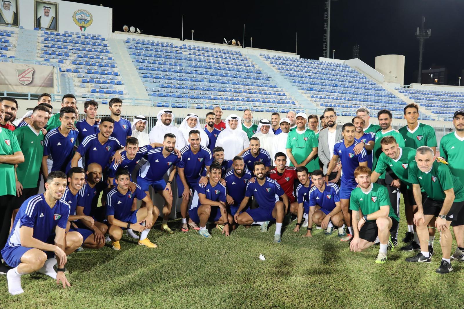 وزير (الشباب) عبدالرحمن المطيري متوسطا لاعبي منتخب الكويت الوطني لكرة القدم