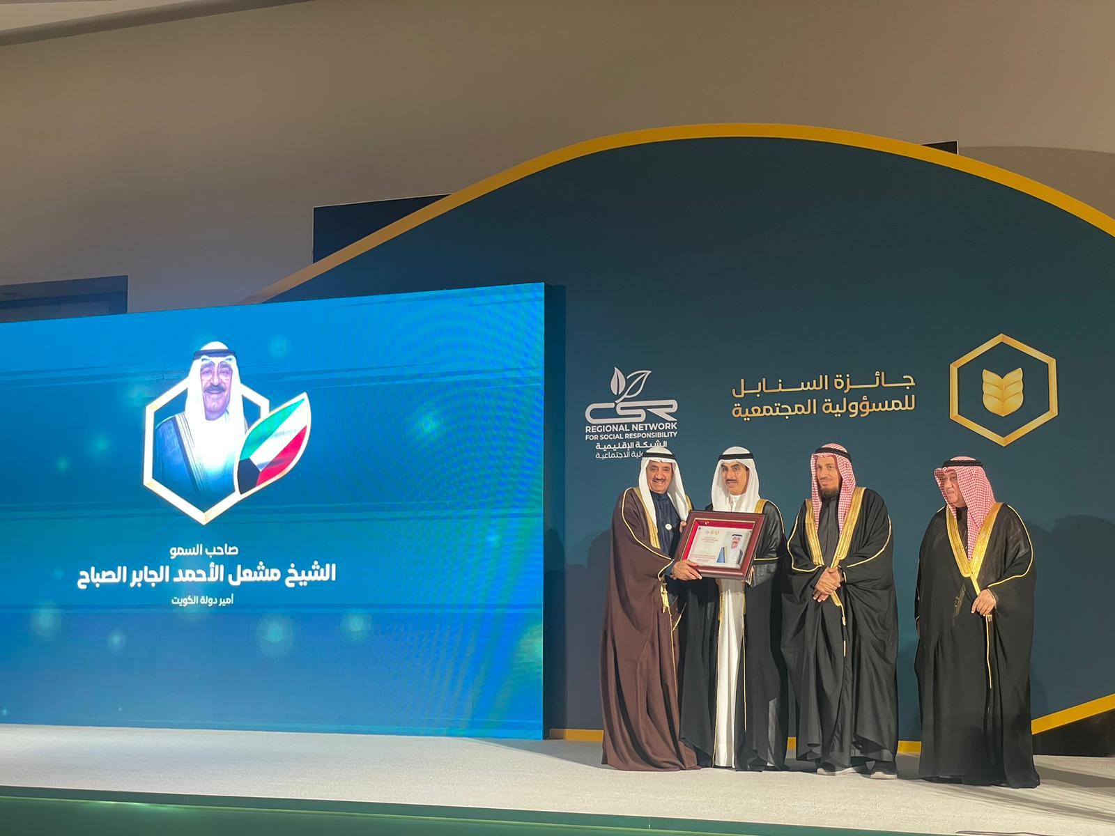 سفير دولة الكويت لدى مملكة البحرين يتسلم جائزة سمو امير البلاد