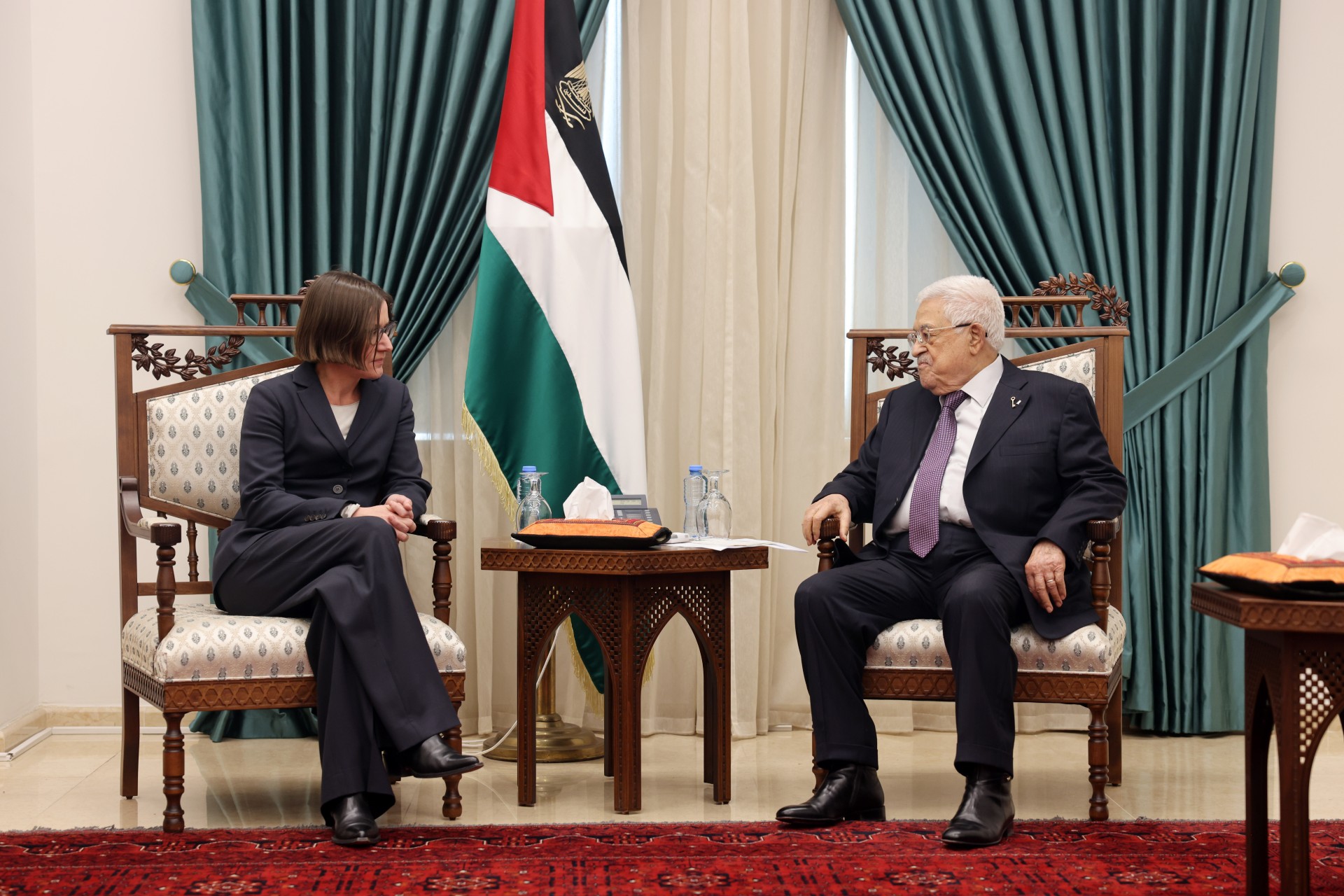 الرئيس الفلسطيني محمود عباس خلال استقباله رئيسة اللجنة الدولية للصليب الأحمر ميريانا سيبولياريتش