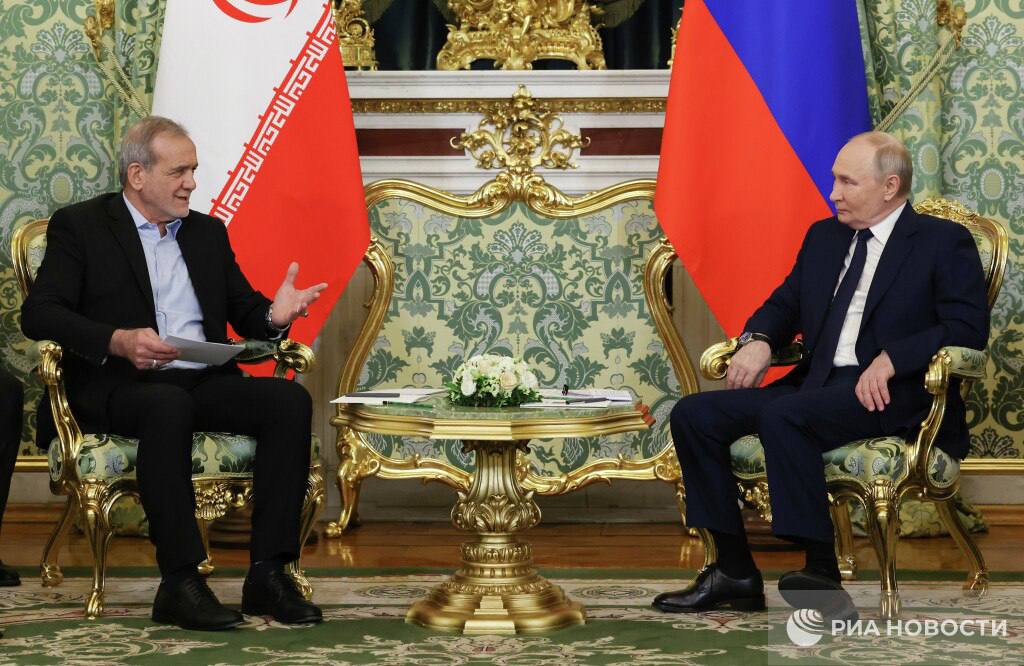 Russian President Vladimir Putin with his Iranian counterpart Masoud Pezeshkian