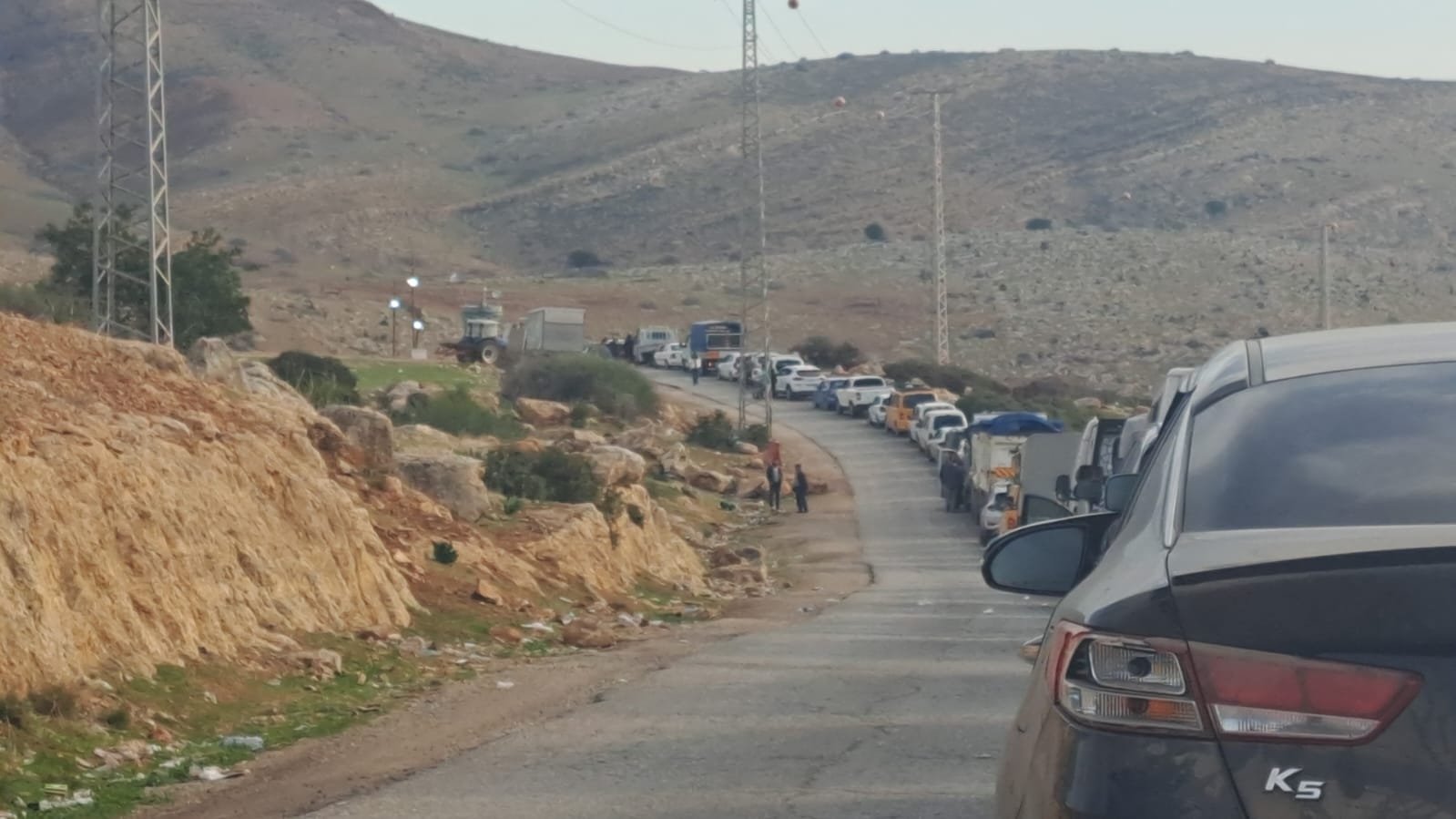 احتجاز عشرات المركبات على أحد حواجز الاحتلال قرب مدينة أريحا بالضفة الغربية