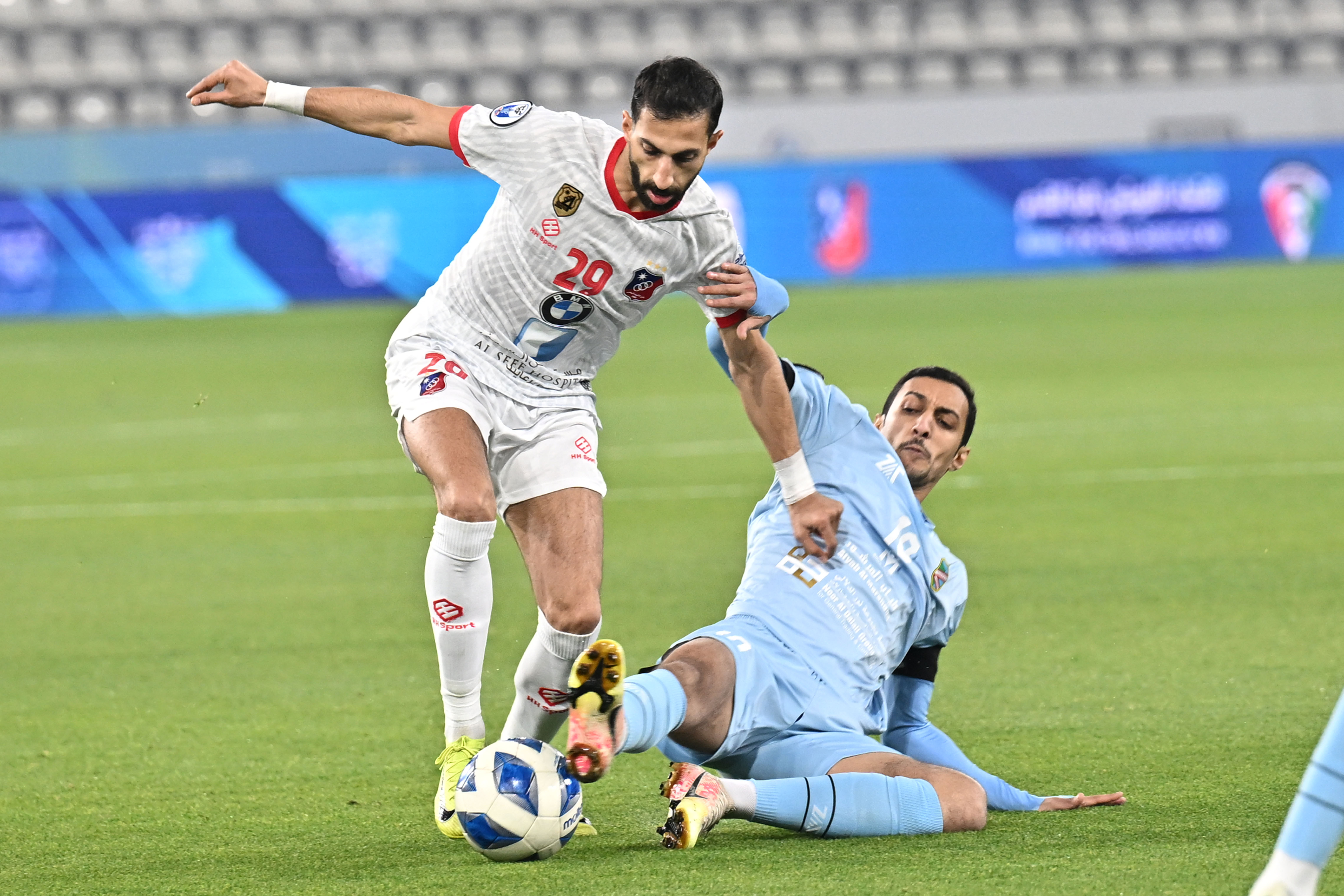 محاولة استخلاص الكرة من لاعب نادي الكويت