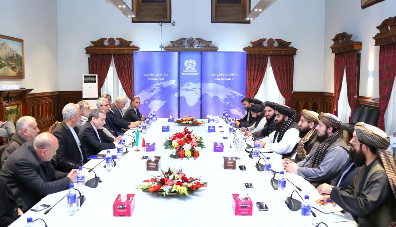 وزير الخارجية الأفغاني مولوي أمير خان مستقبلا وزير الخارجية الإيراني عباس عراقجي	