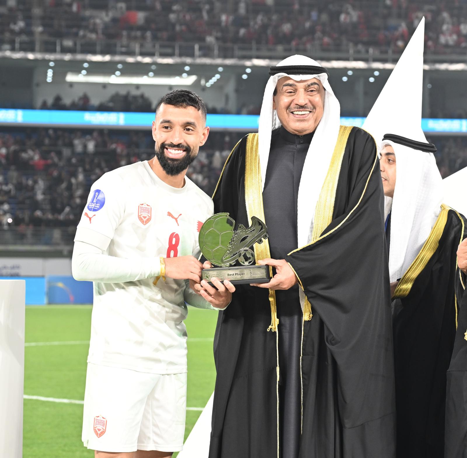 ممثل حضرة صاحب السمو أمير البلاد الشيخ مشعل الأحمد الجابر الصباح سمو ولي العهد الشيخ صباح خالد الحمد الصباح يكرم أفضل لاعب بالبطولة وهداف البطولة محمد مرهون