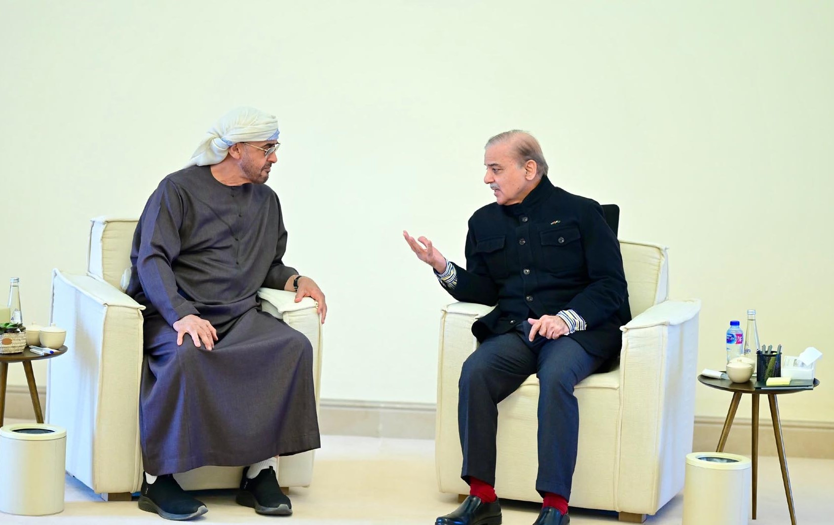 رئيس وزراء باكستان شهباز شريف يلتقي رئيس دولة الإمارات العربية المتحدة الشيخ محمد بن زايد آل نهيان