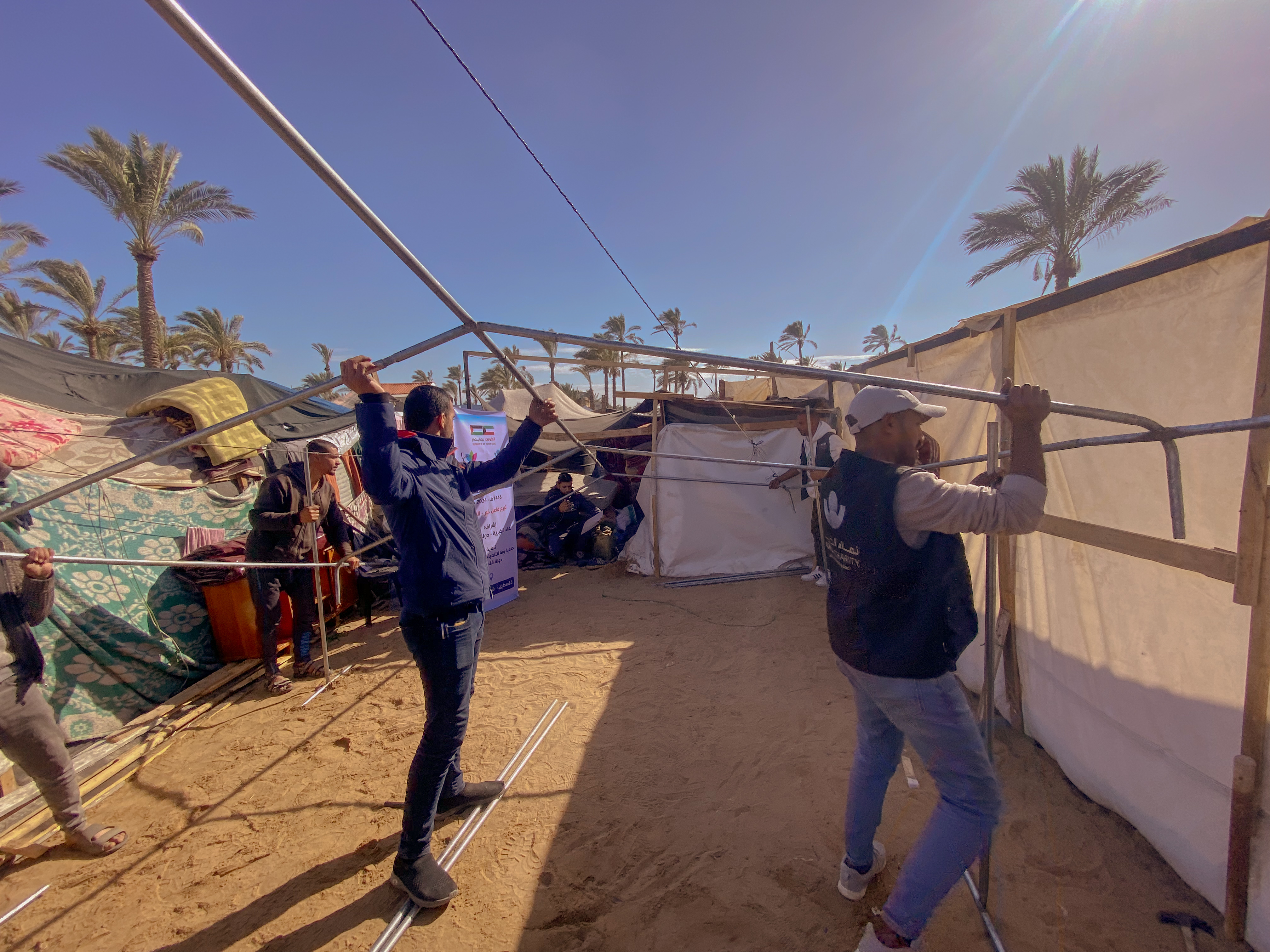 نصب الخيام للأسر النازحة شمال قطاع غزة