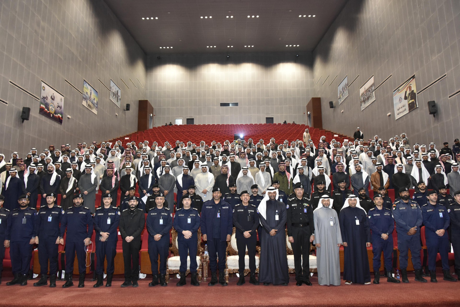 جانب من القرعة العلنية للطلبة المجتازين لشروط التسجيل والقبول في الدورات التخصصية (وكيل ضابط ورقيب) للدفعة الأولى بالتعاون بين أكاديمية سعد العبدالله للعلوم الأمنية والهيئة العامة للتعليم التطبيقي والتدريب