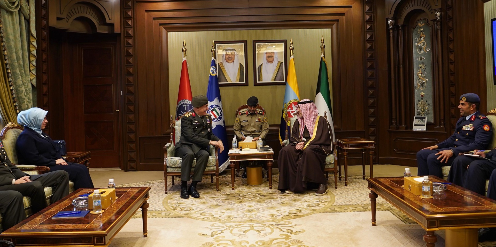النائب الأول لرئيس مجلس الوزراء ووزير الدفاع ووزير الداخلية الشيخ فهد يوسف سعود الصباح خلال استقباله رئيس هيئة الأركان العامة التركية الفريق أول ماتين غوراك