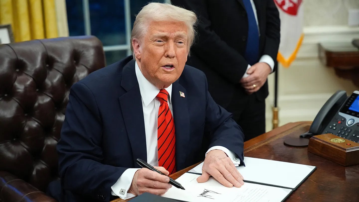 الرئيس الأمريكي دونالد ترامب أثناء توقيع أمر تنفيذي بالبيت الابيض