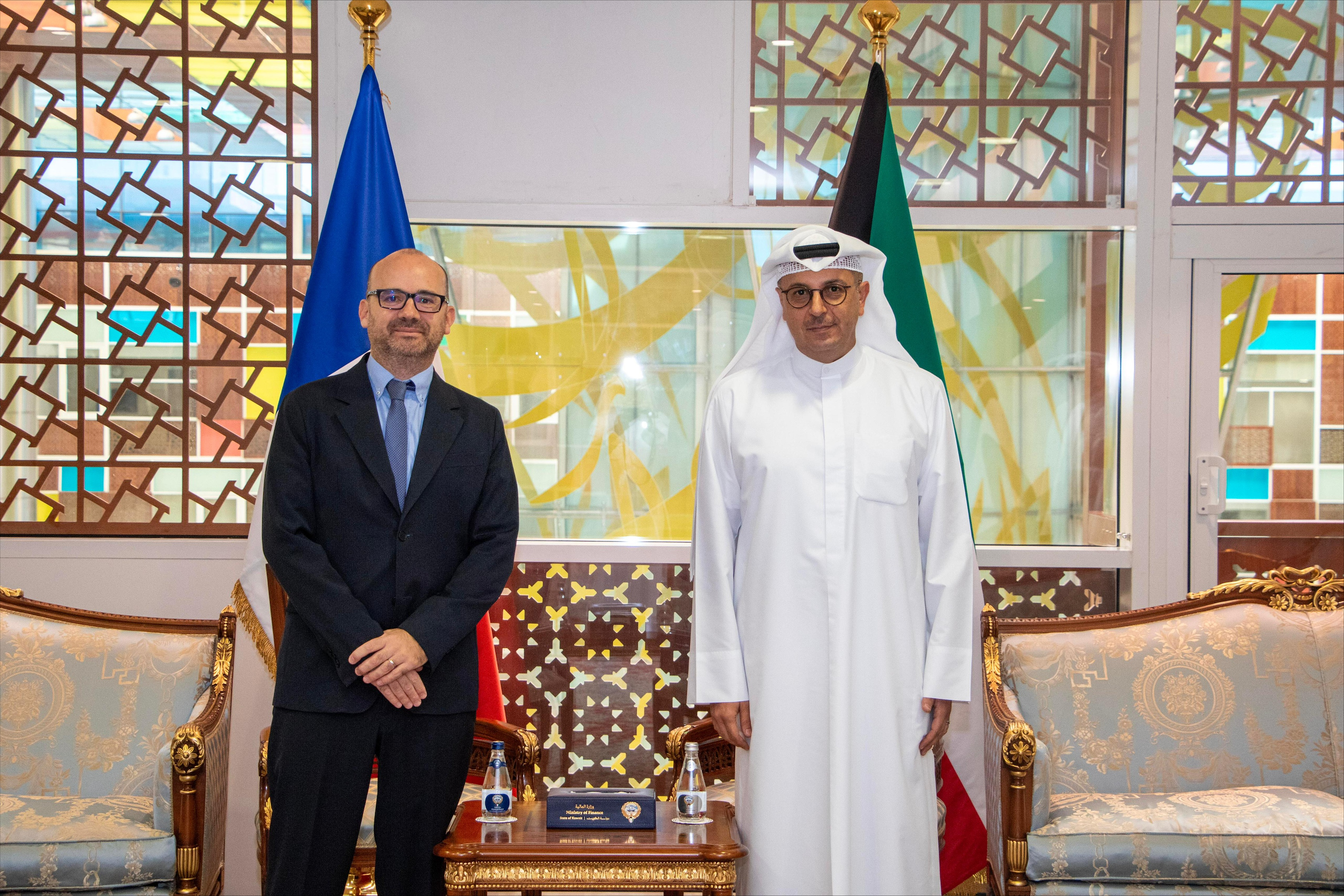 وزير الكهرباء الدكتور صبيح المخيزيم مع سفير الجمهورية الفرنسية لدى دولة الكويت اوليفييه غوفان