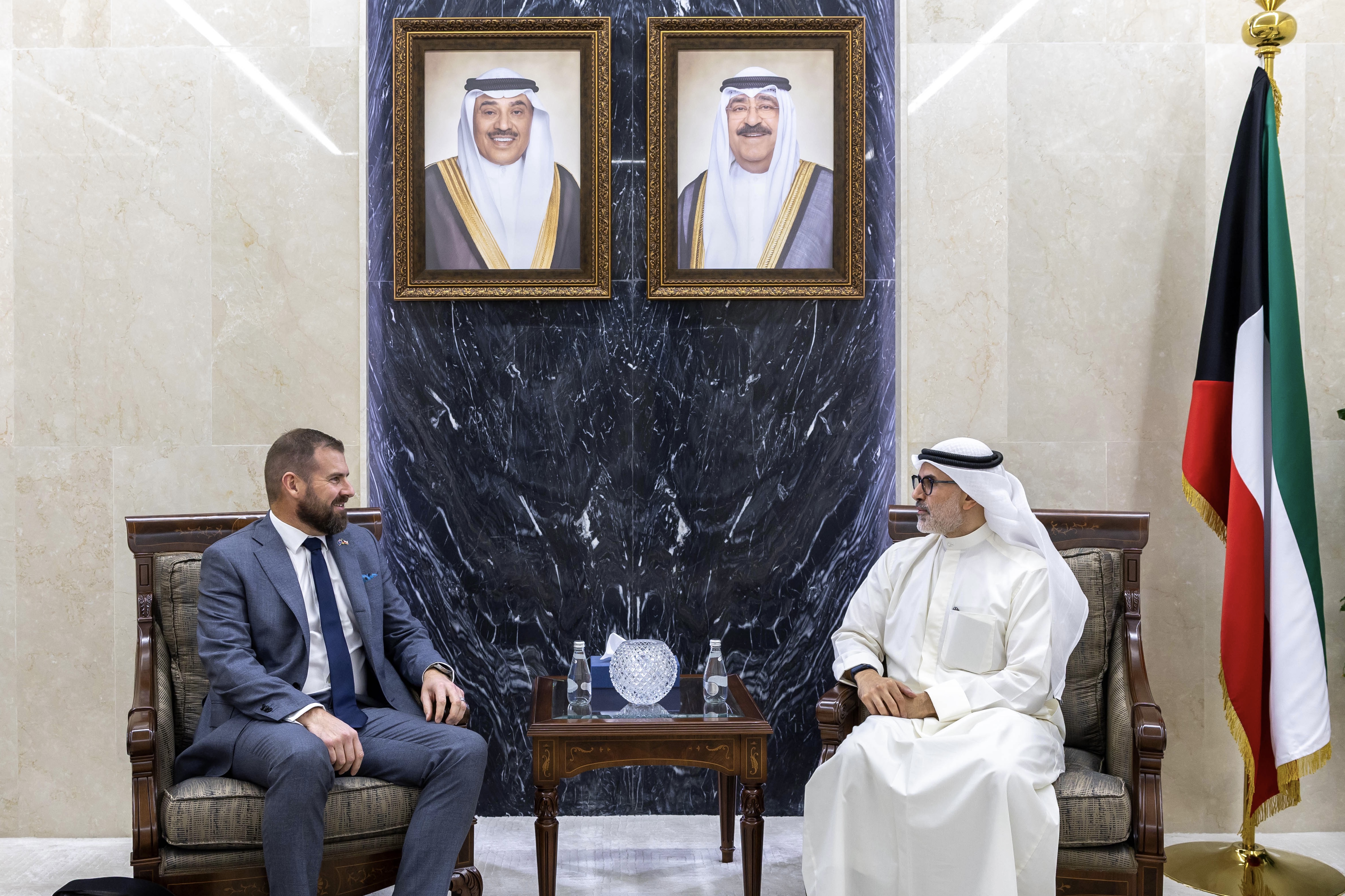 نائب وزير الخارجية يستقبل رئيس لجنة الشؤون الخارجية والدفاع والتجارة في برلمان نيوزلاندا
