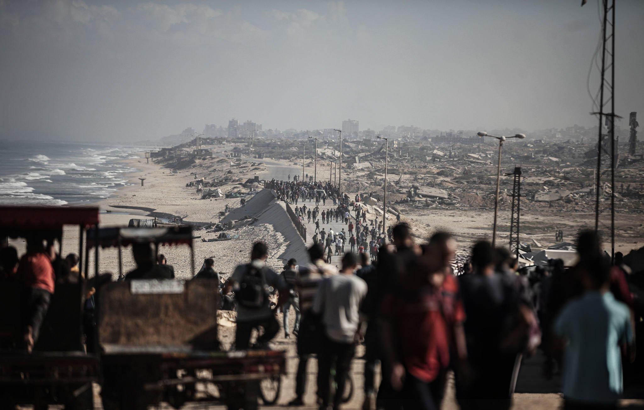 النازحين الفلسطينيين يعودون إلى مدينة غزة مع دخول وقف إطلاق النار حيز التنفيذ