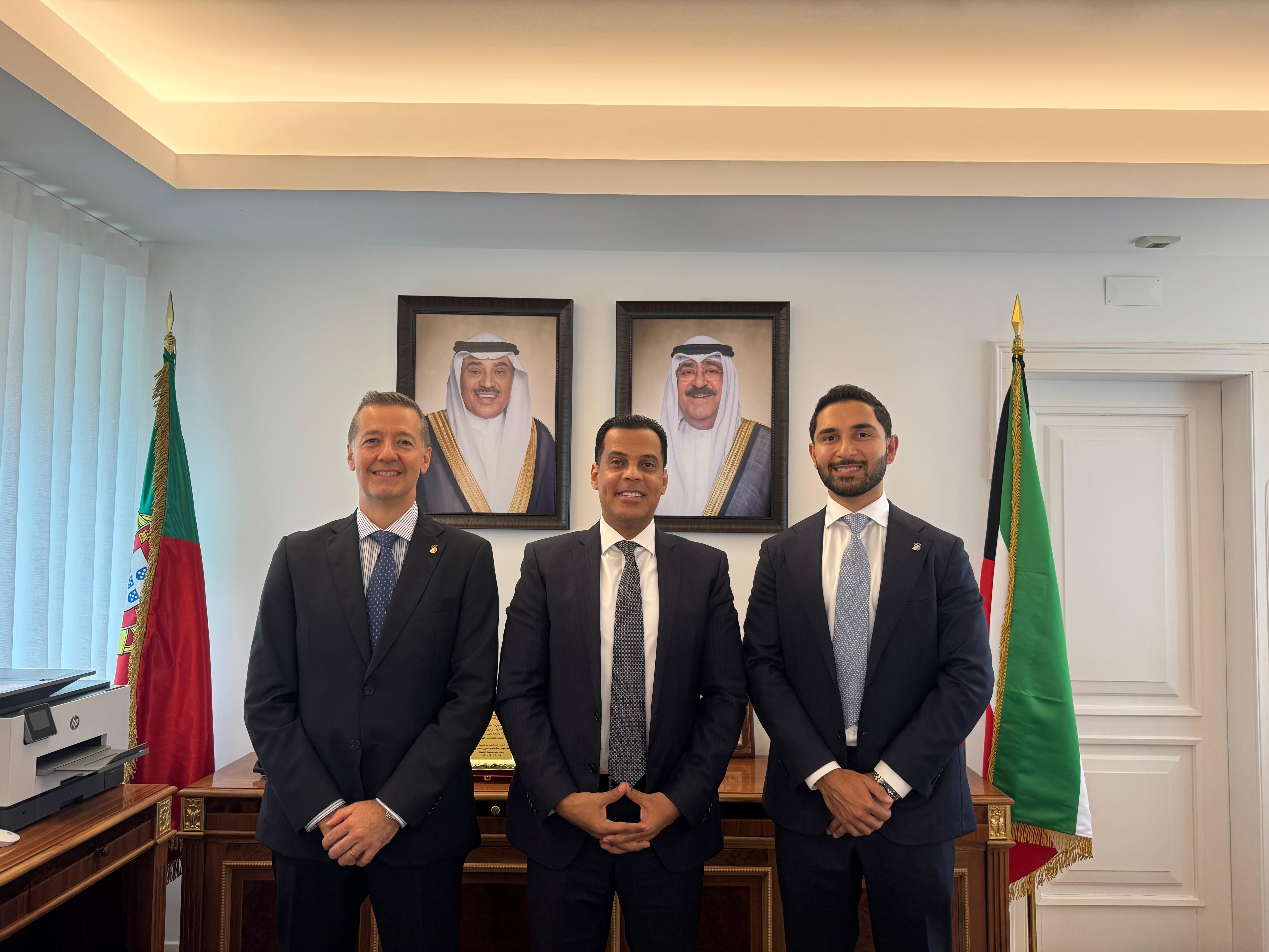 سفير الكويت لدى البرتغال حمد الهزيم يجتمع مع المدير التنفيذي للعمليات في شركة (كويت بتروليوم إسبانيا) التابعة لشركة ماسيميليانو مايوكو ومدير قطاع التجزئة عبدالله الرومي