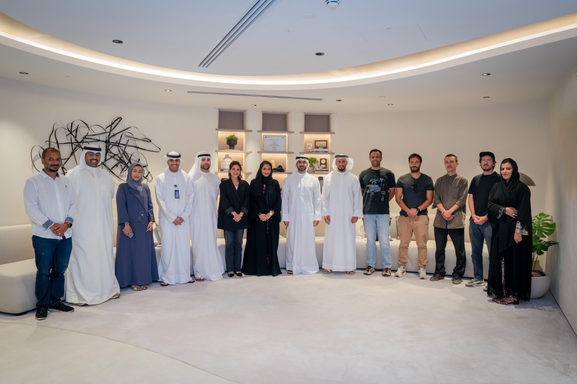الشيخ مبارك الصباح مع فريق عمل مؤسسة الإنتاج البرامجي وشركة (غمزة) أثناء تصوير برنامج (دروب أريكة) في أبوظبي