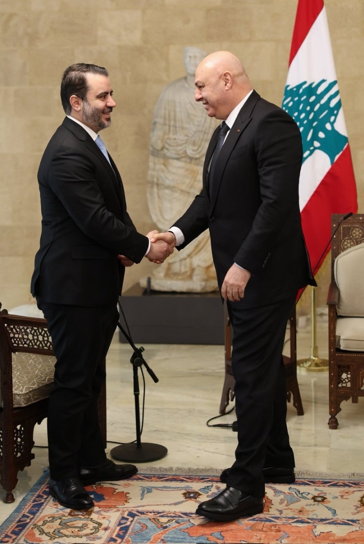 الرئيس اللبناني جوزاف عون خلال استقباله وزير الخارجية السوري أسعد الشيباني